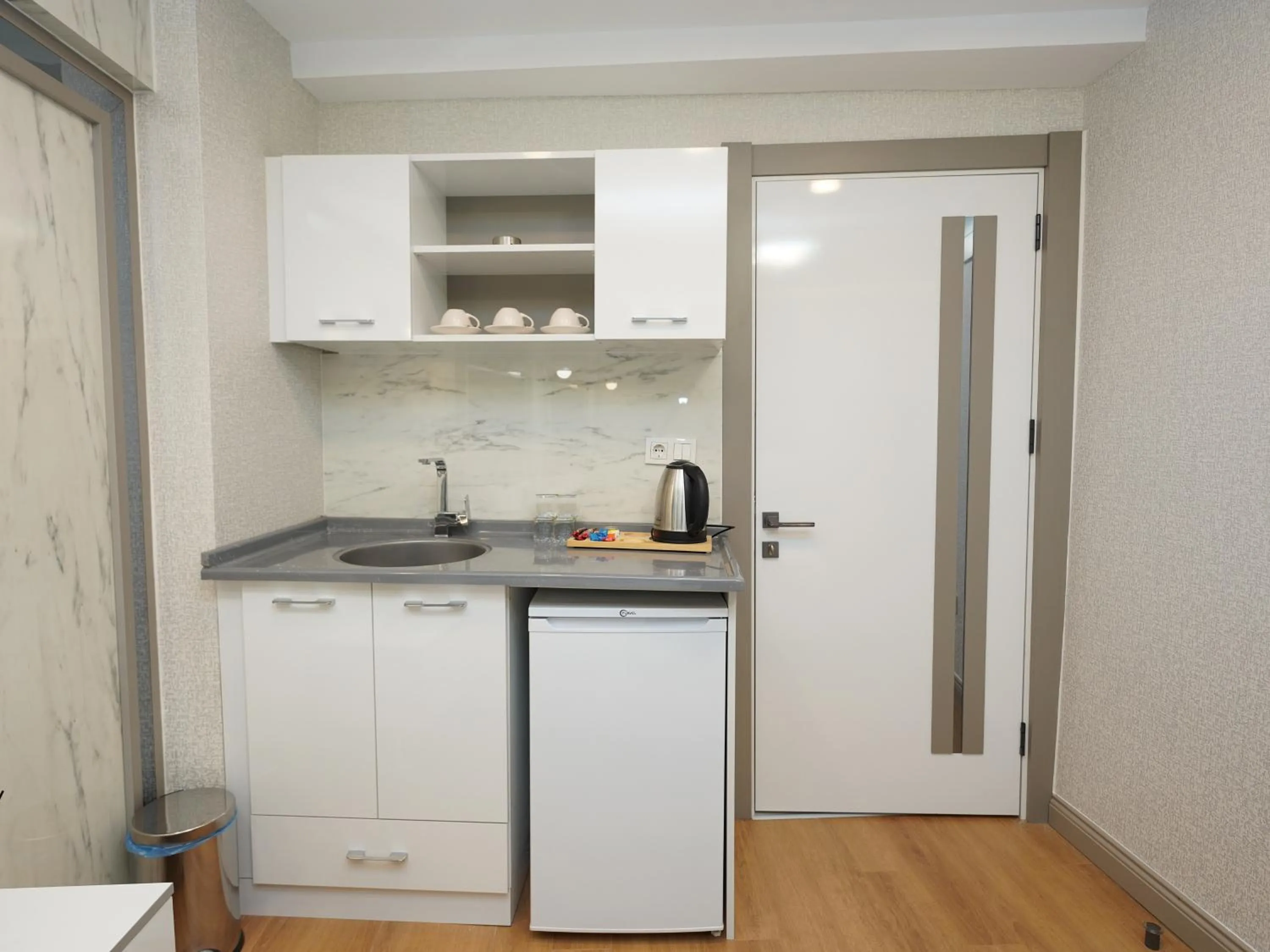 Kitchen or kitchenette in gazelle suites