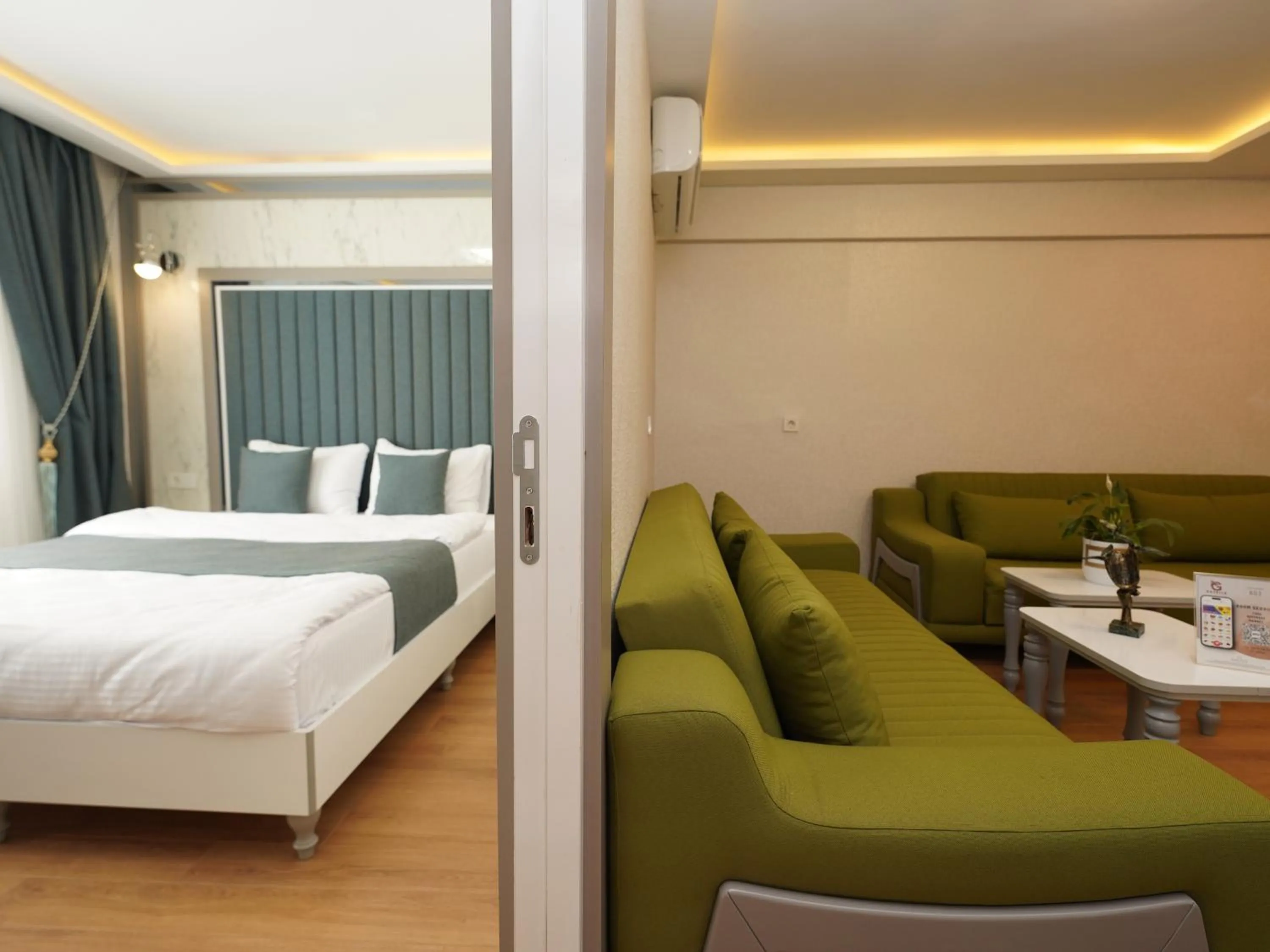 Photo of the whole room, Bed in gazelle suites