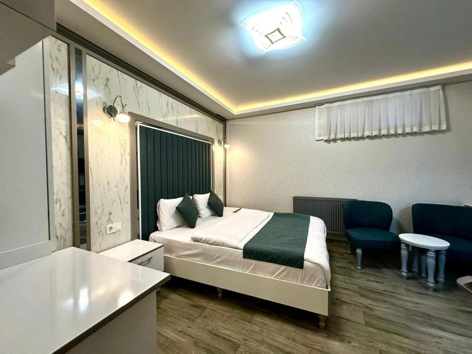 Photo of the whole room, Bed in gazelle suites