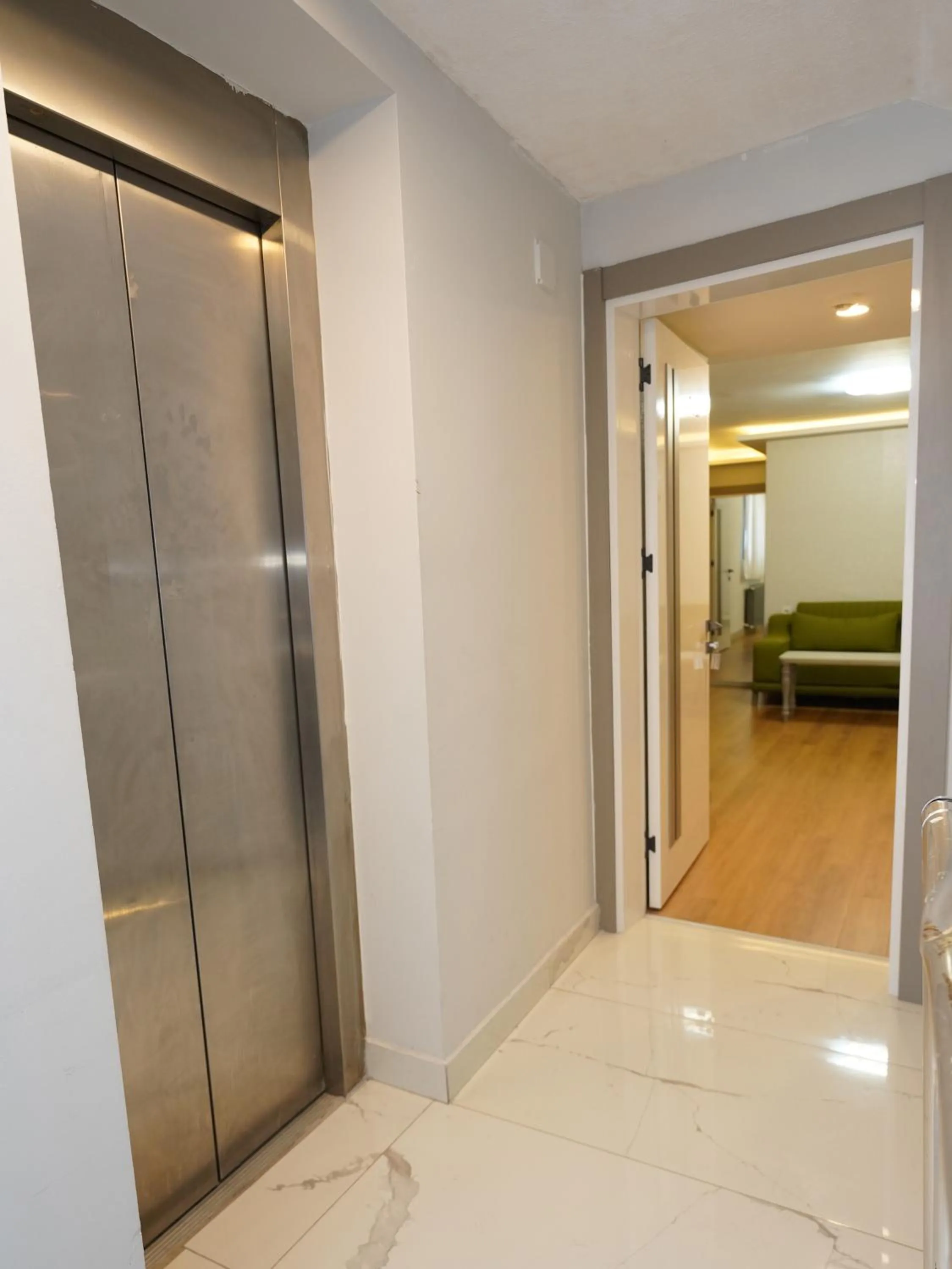 Photo of the whole room, Bed in gazelle suites