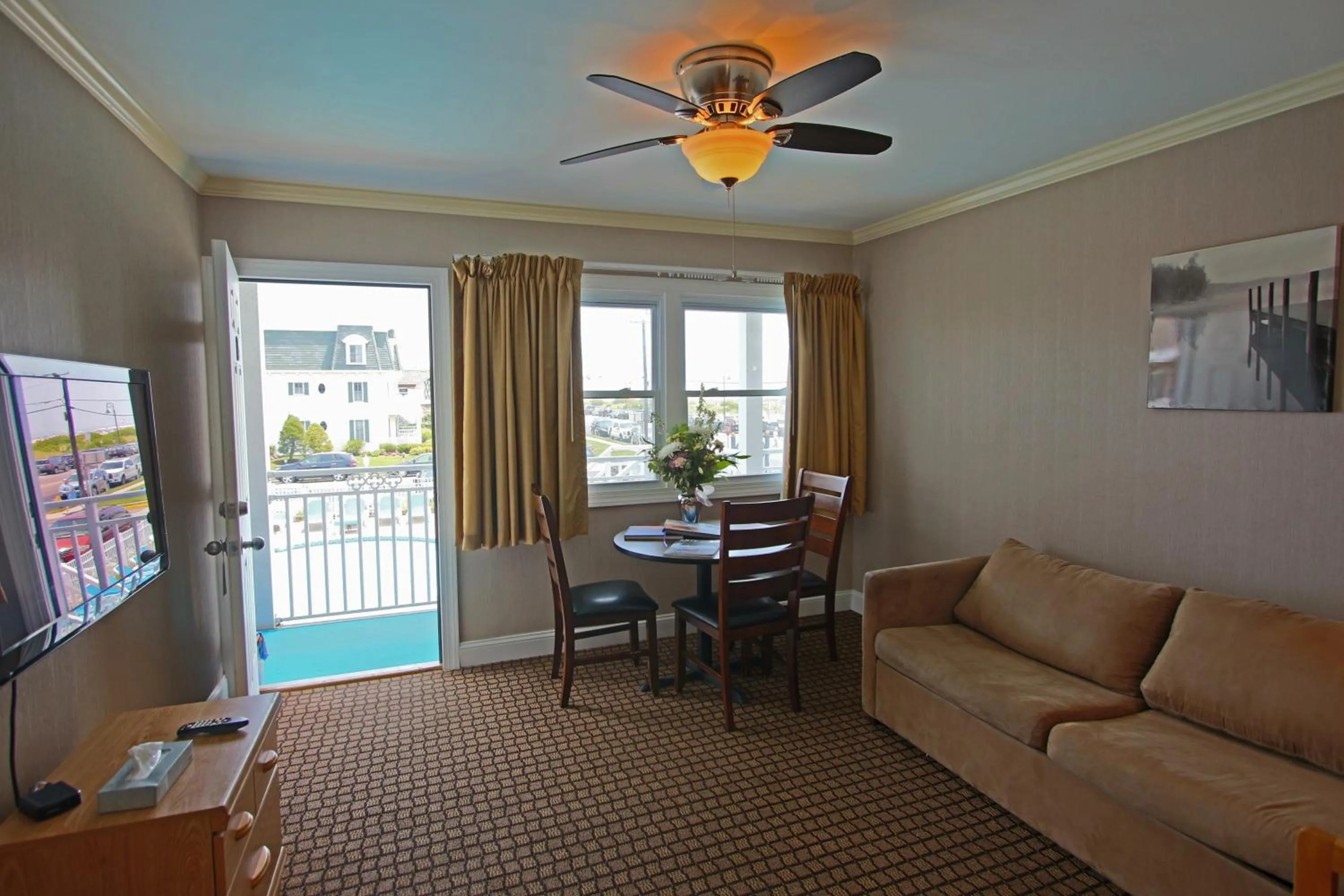 Living room in Colton Court Motor Inn