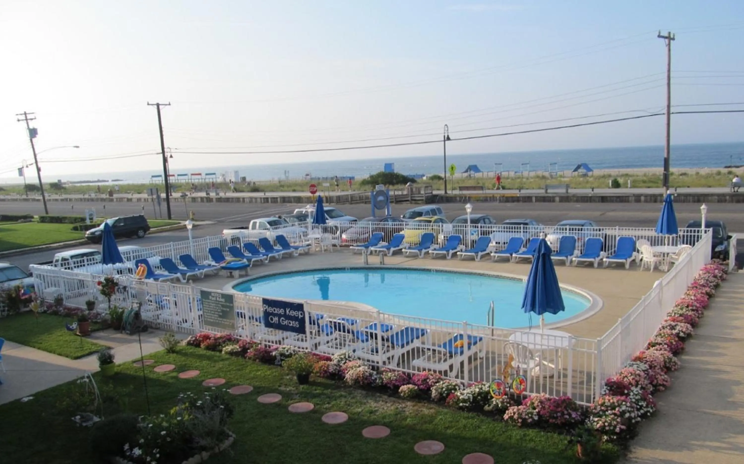 Pool view in Colton Court Motor Inn