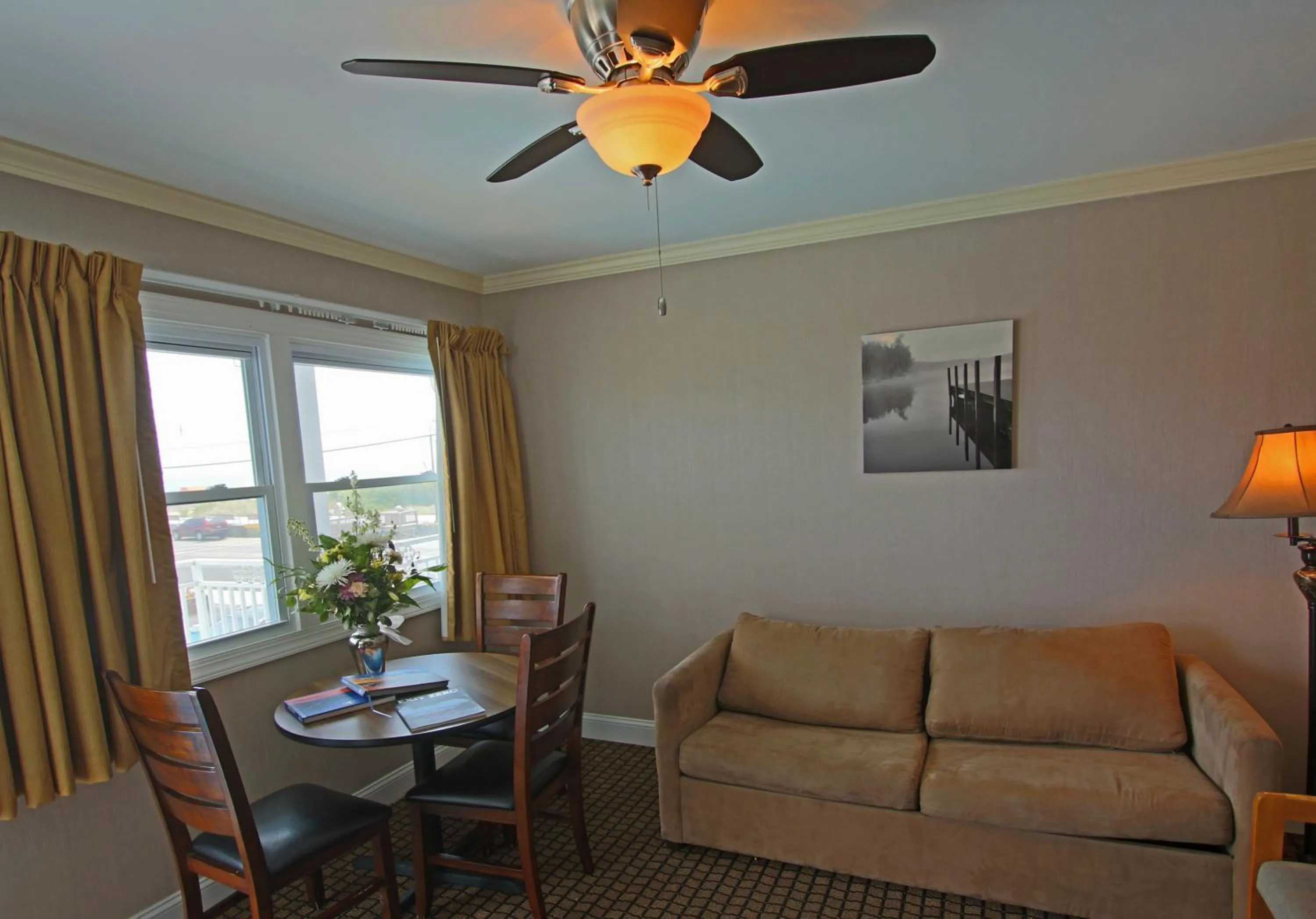 Living room in Colton Court Motor Inn