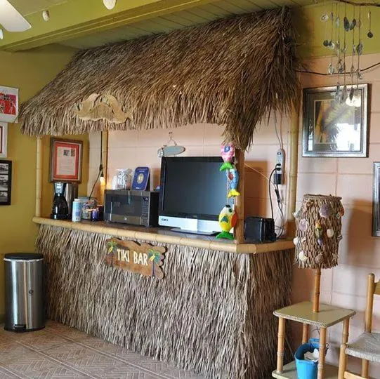 Communal lounge/ TV room in Sea Aire Oceanfront Inn