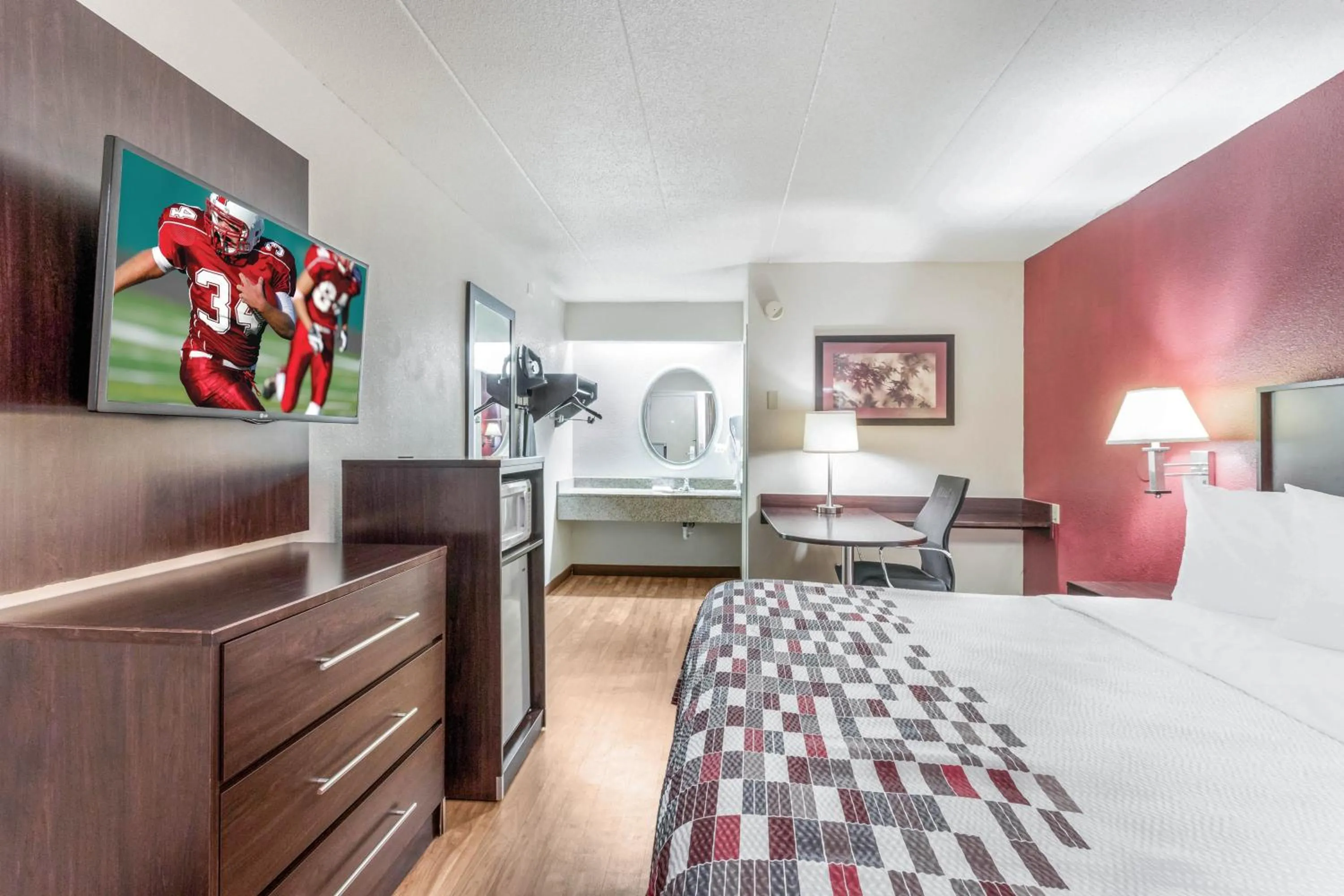 Photo of the whole room, TV/Entertainment Center in Red Roof Inn Columbia, MO