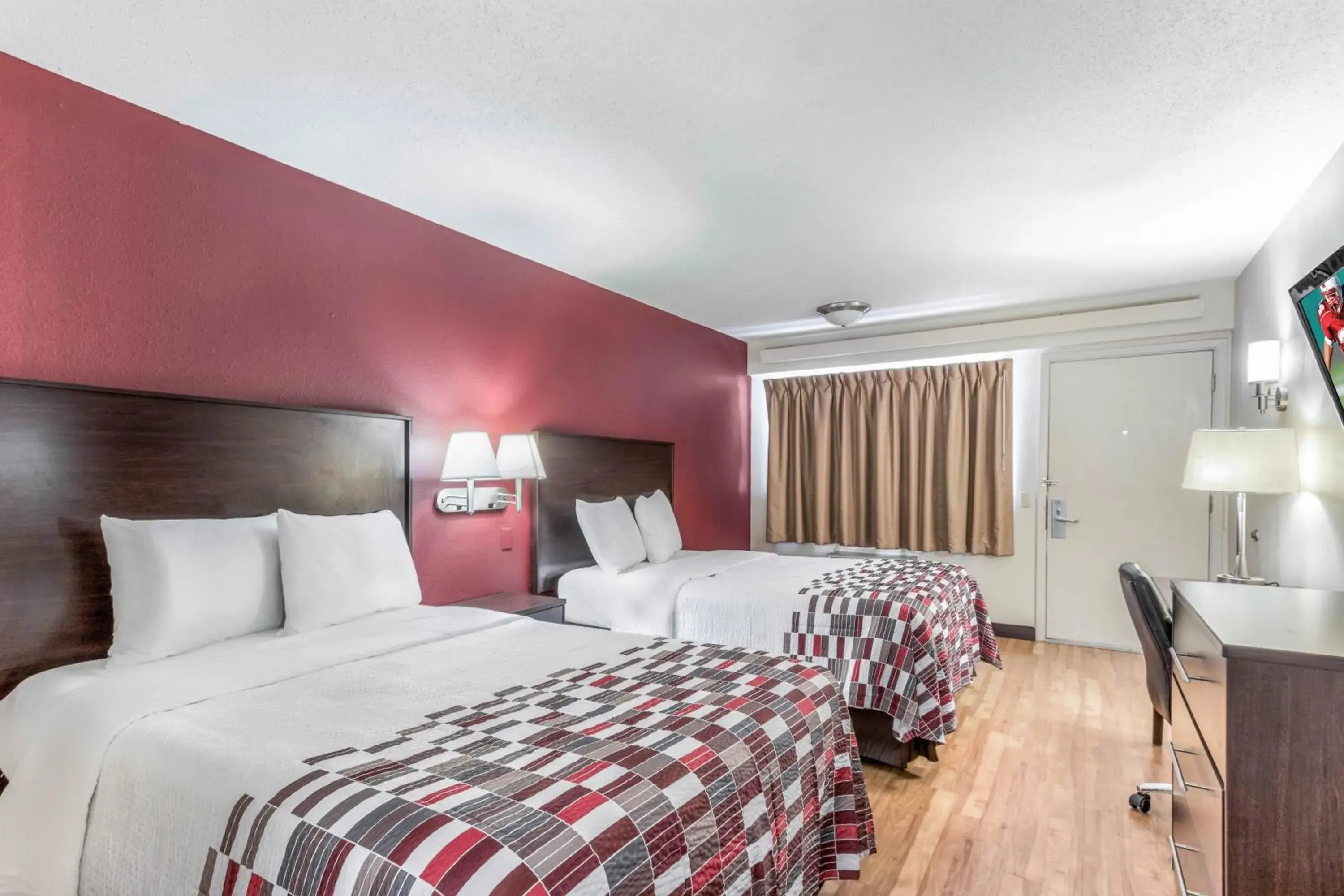 Bedroom, Bed in Red Roof Inn Columbia, MO