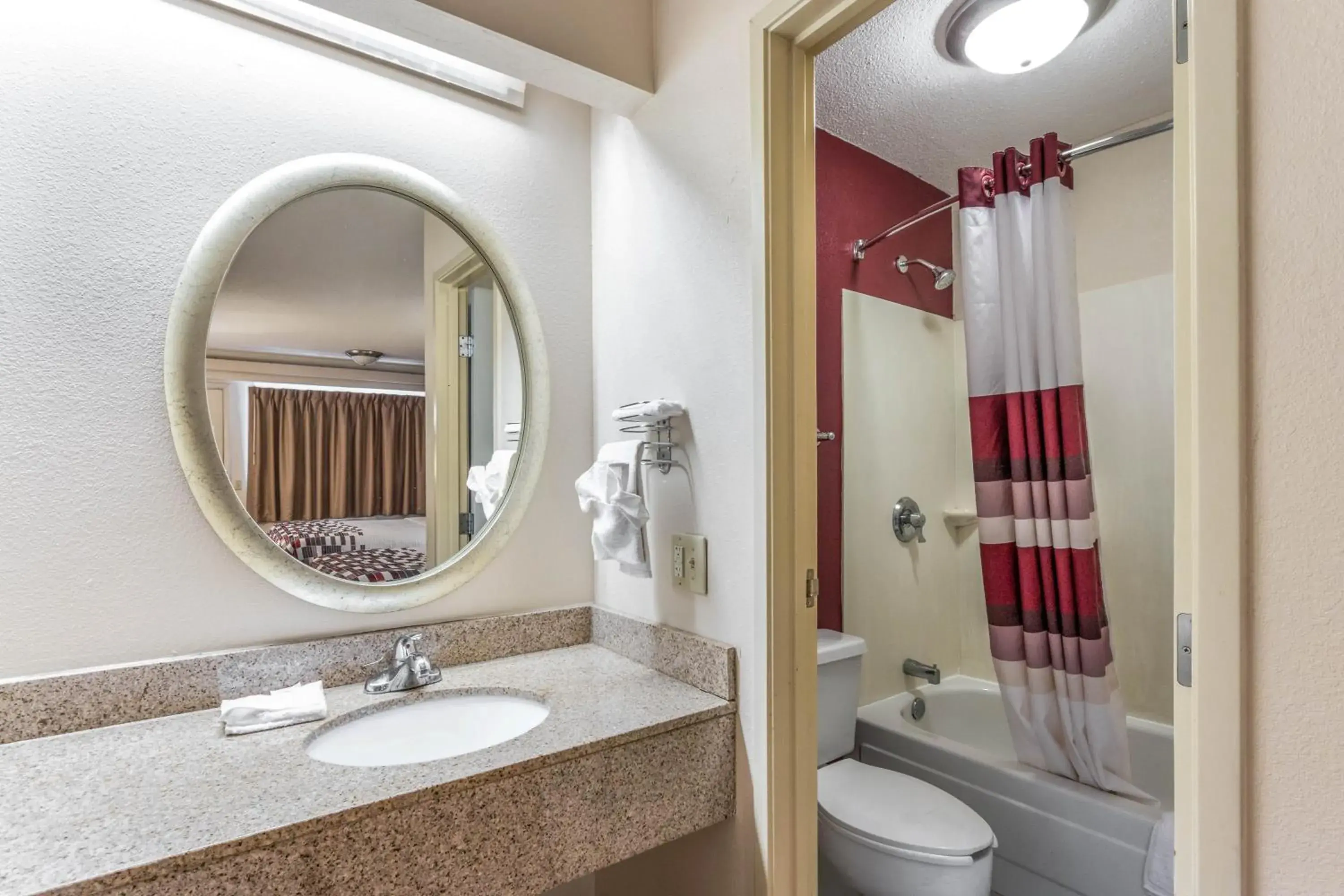 Bathroom in Red Roof Inn Columbia, MO