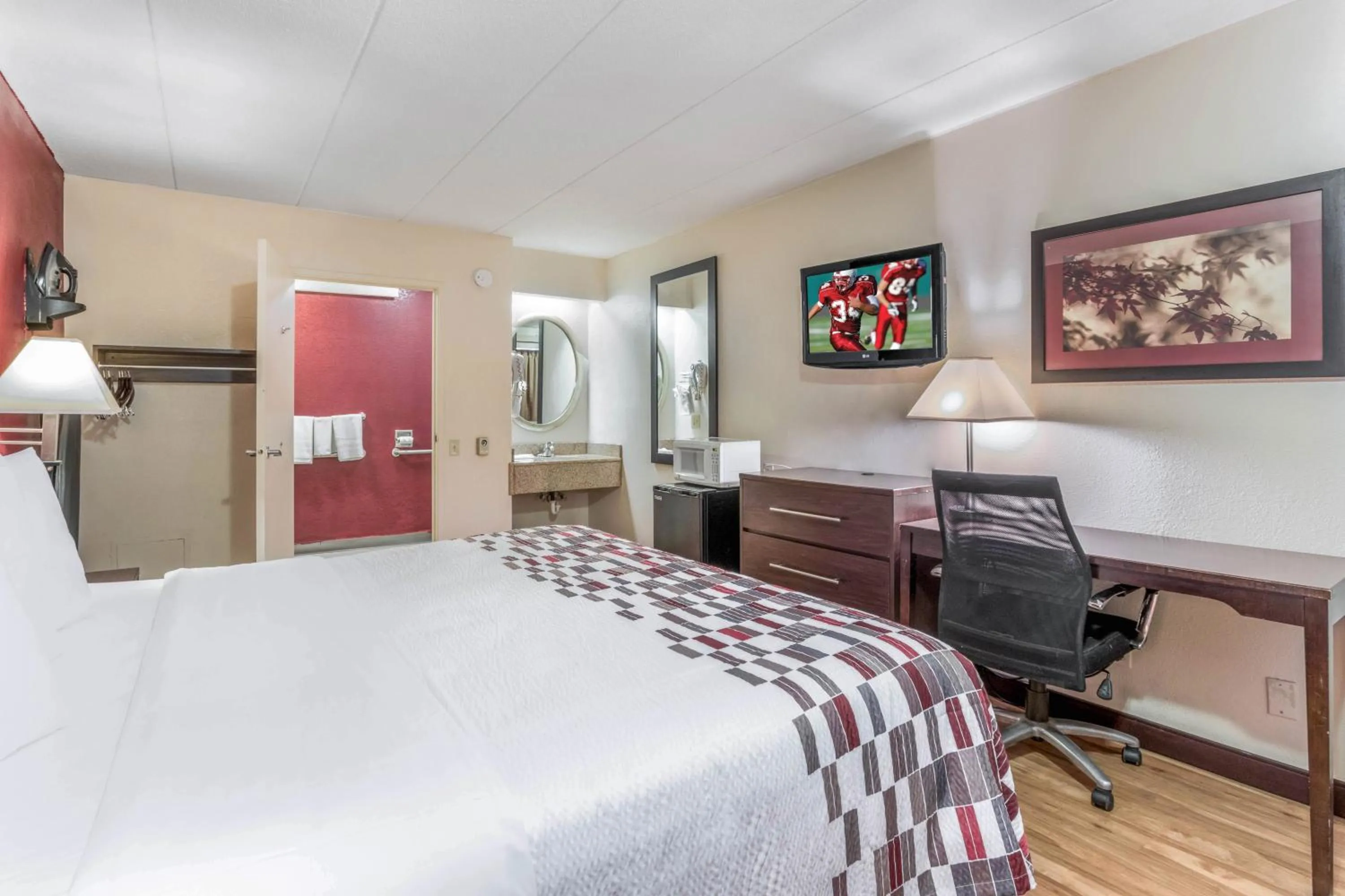 Photo of the whole room in Red Roof Inn Columbia, MO