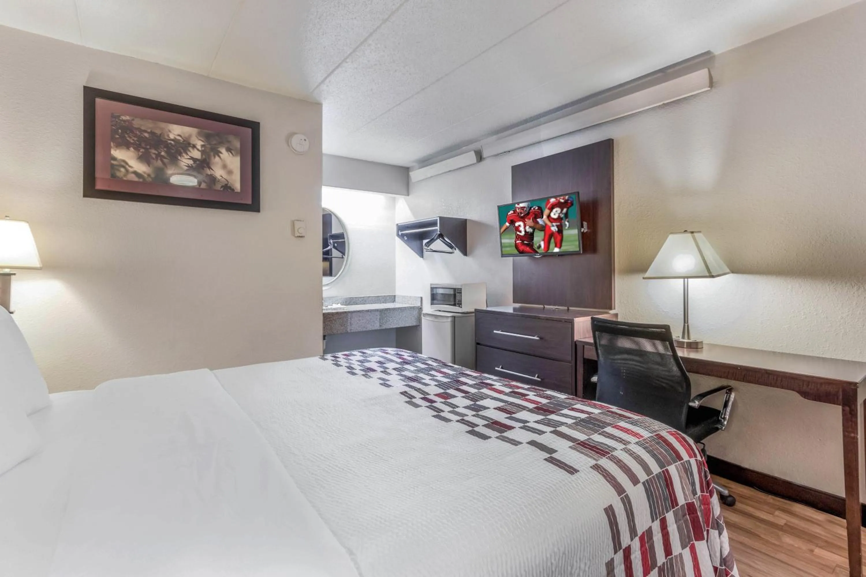 Bedroom in Red Roof Inn Columbia, MO