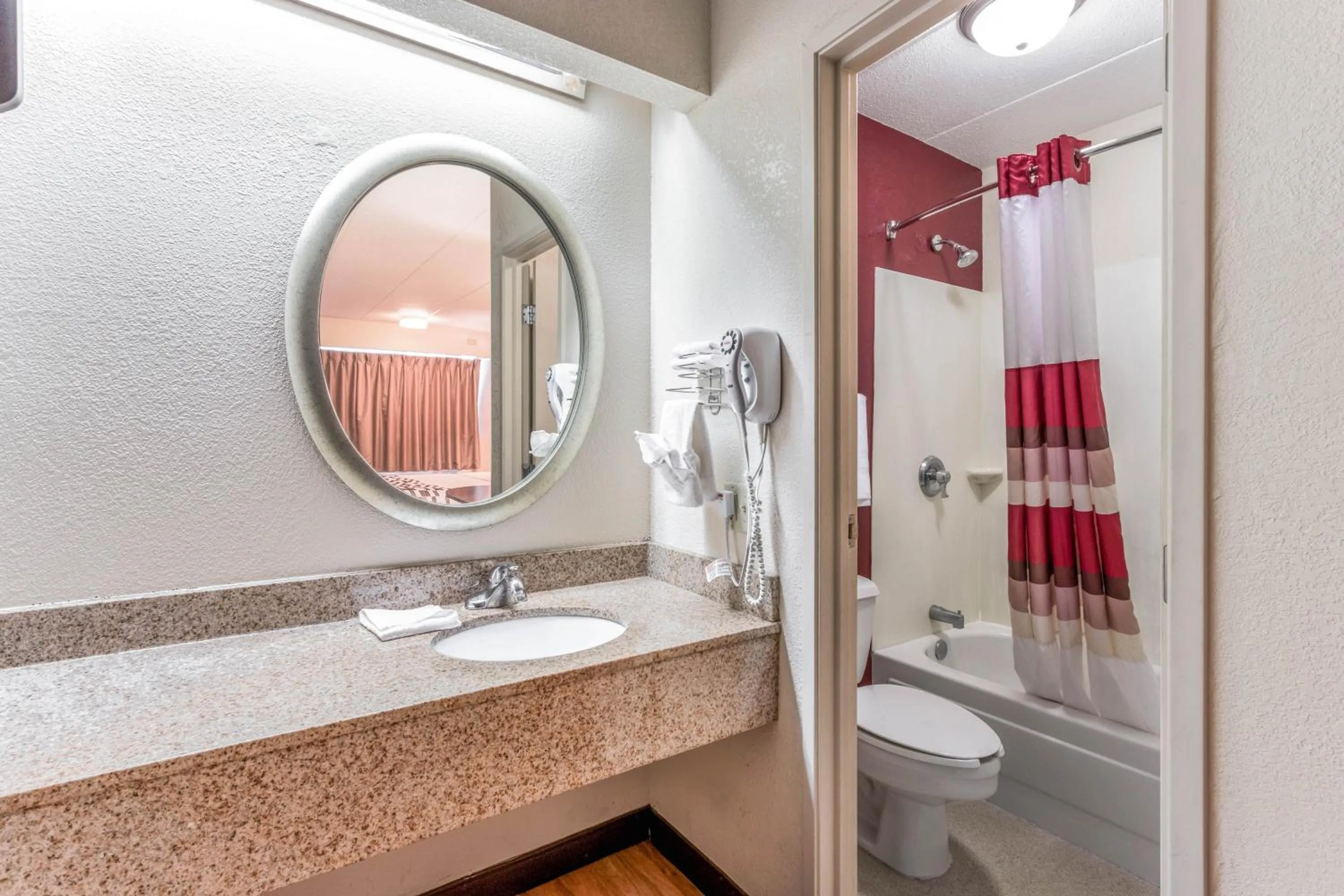 Bathroom in Red Roof Inn Columbia, MO