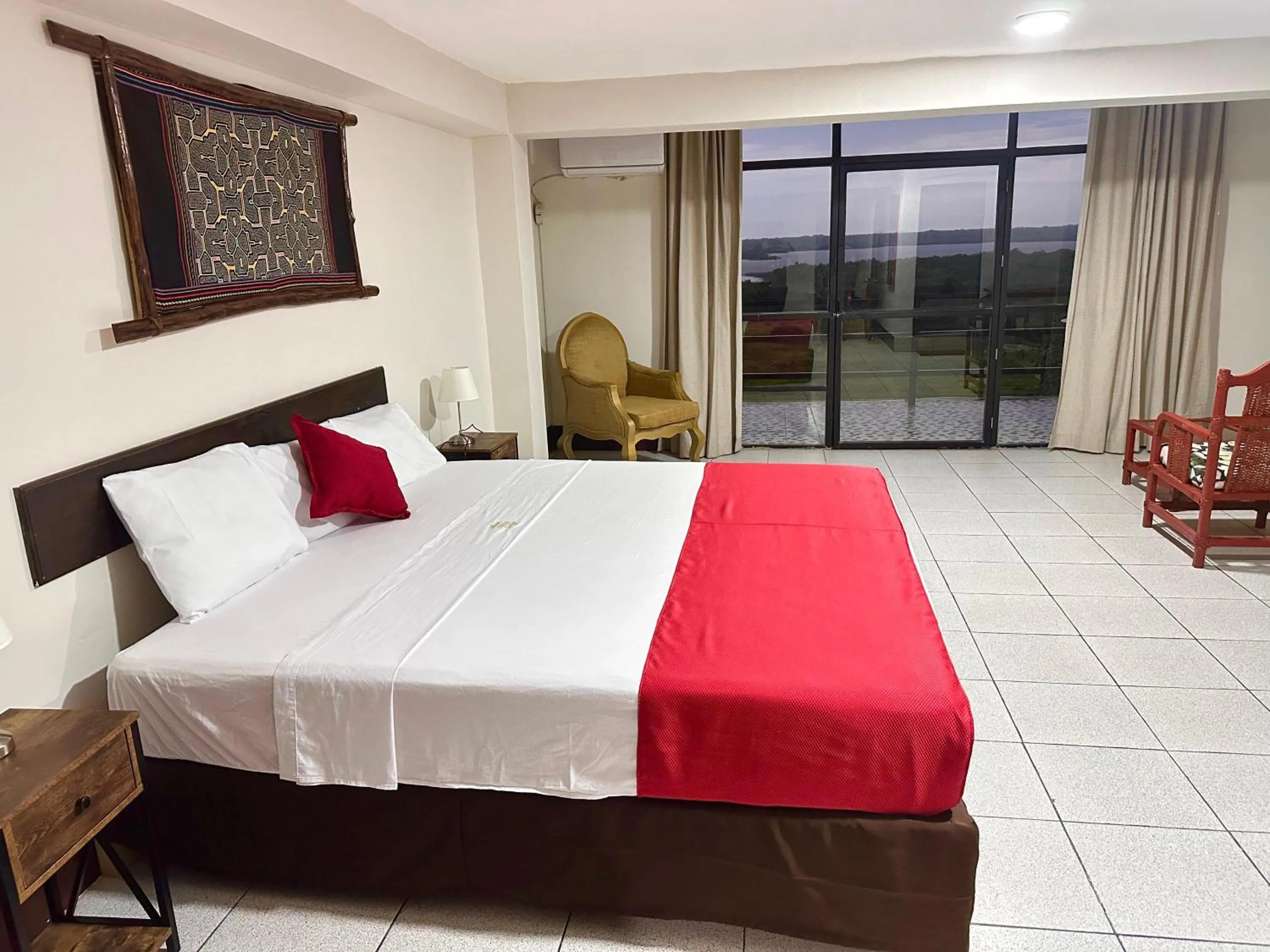 Bed in La Posada del Cauchero Hotel & Suites