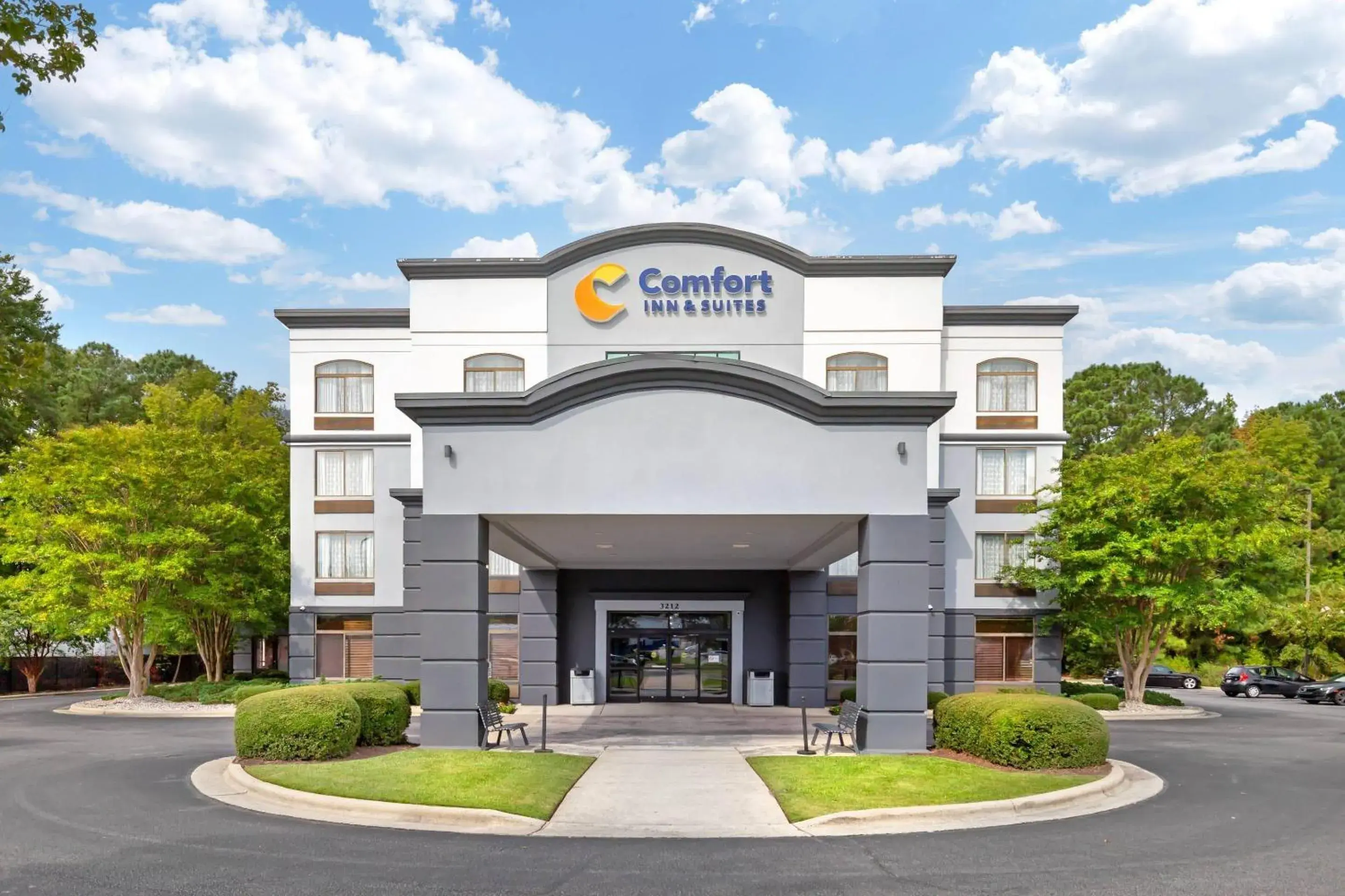 Property building in Comfort Inn & Suites Greenville Near East Carolina University Property building in Comfort Inn & Suites Greenville Near East Carolina University
