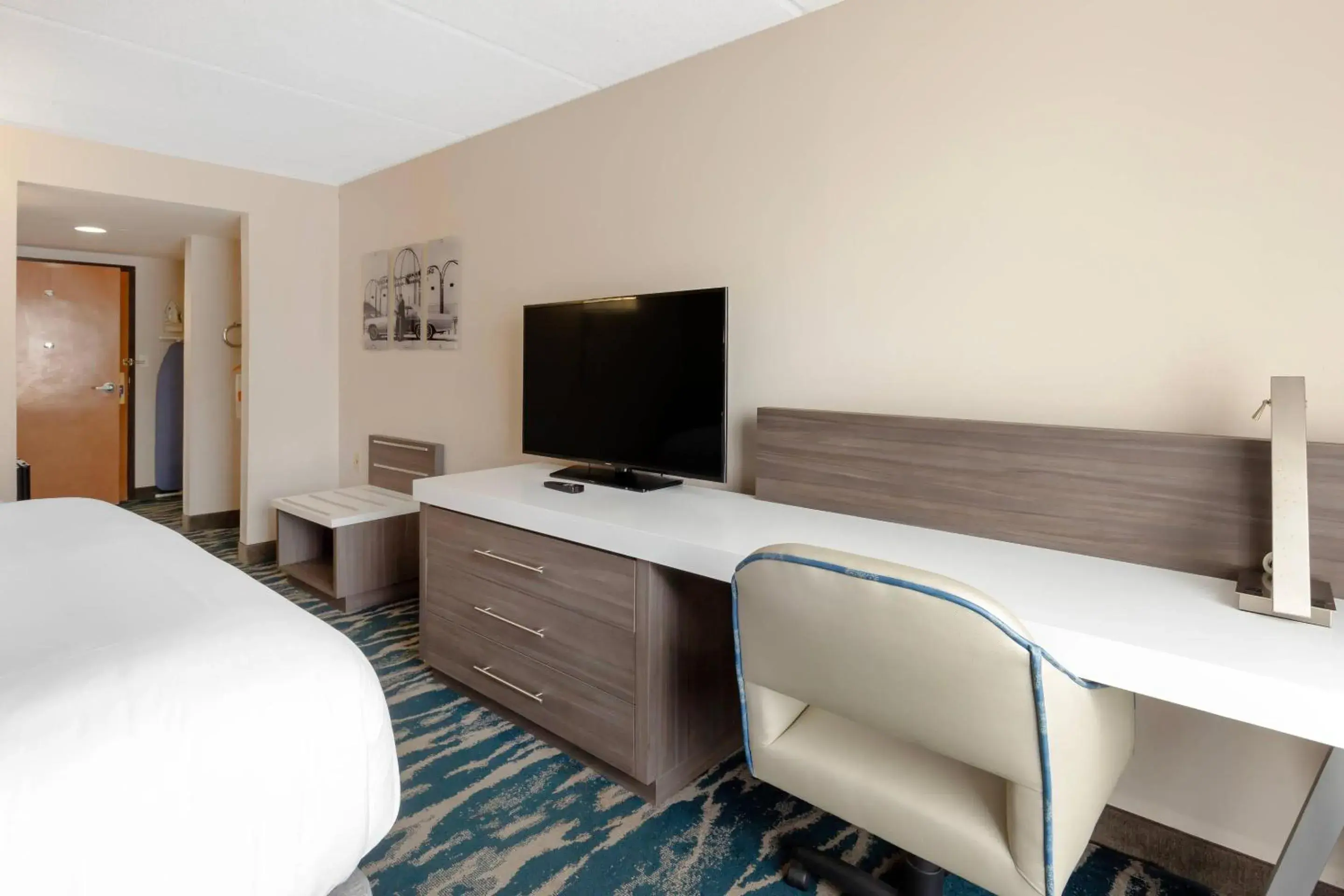 Bedroom, Bed in Comfort Inn & Suites Greenville Near East Carolina University Bedroom, Bed in Comfort Inn & Suites Greenville Near East Carolina University