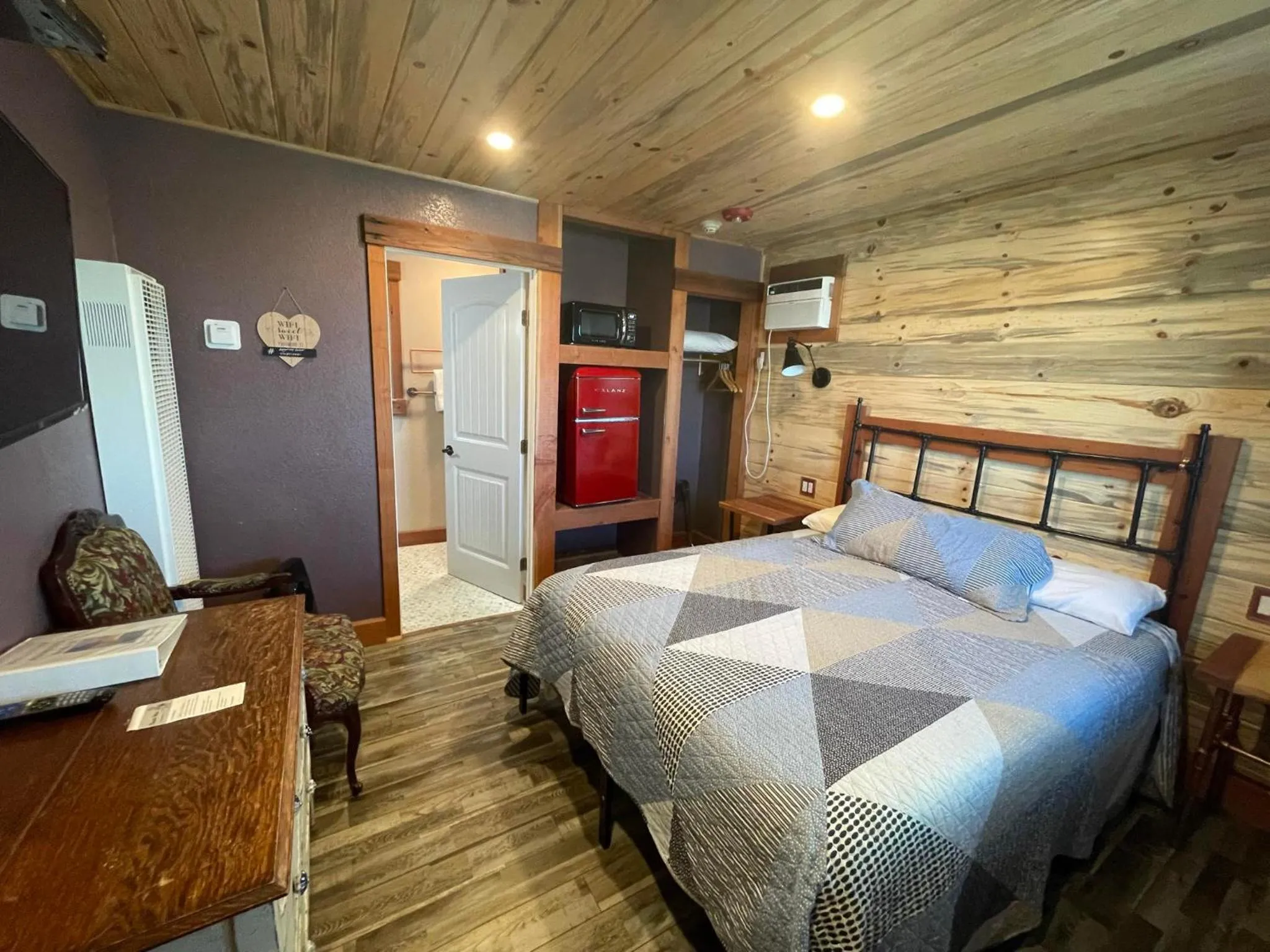 Bed in Sugarloaf Mountain Motel