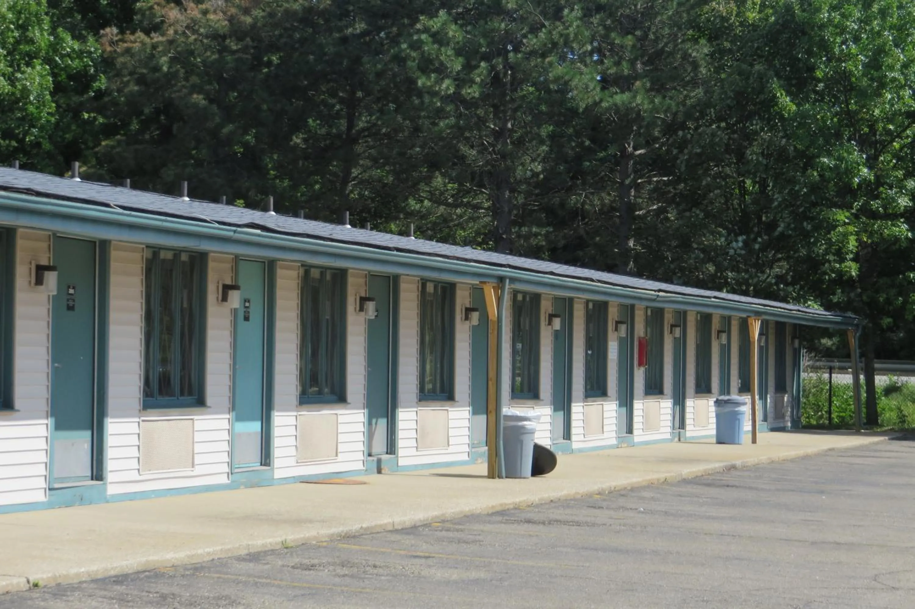 Property building, Facade/Entrance in Knights Inn Canton