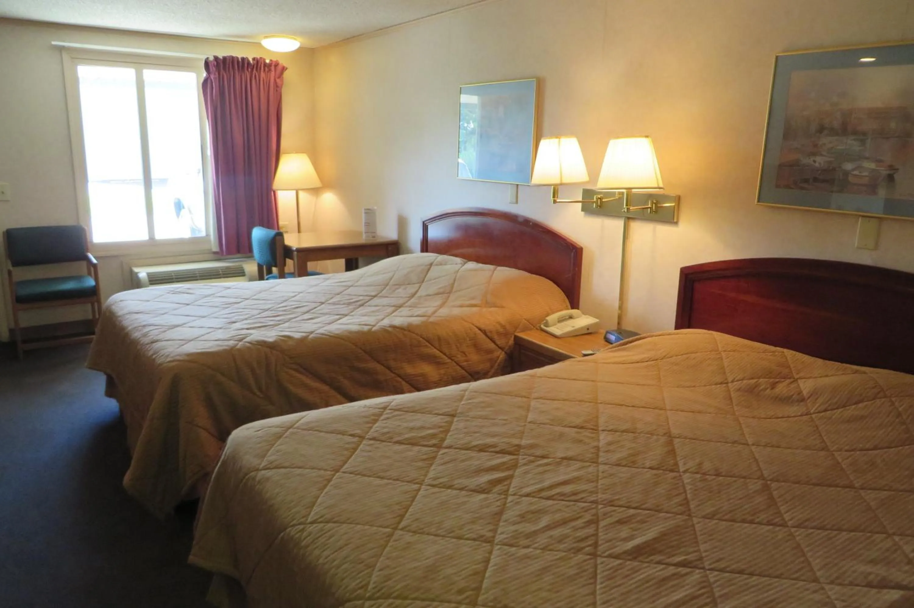 Bedroom in Knights Inn Canton