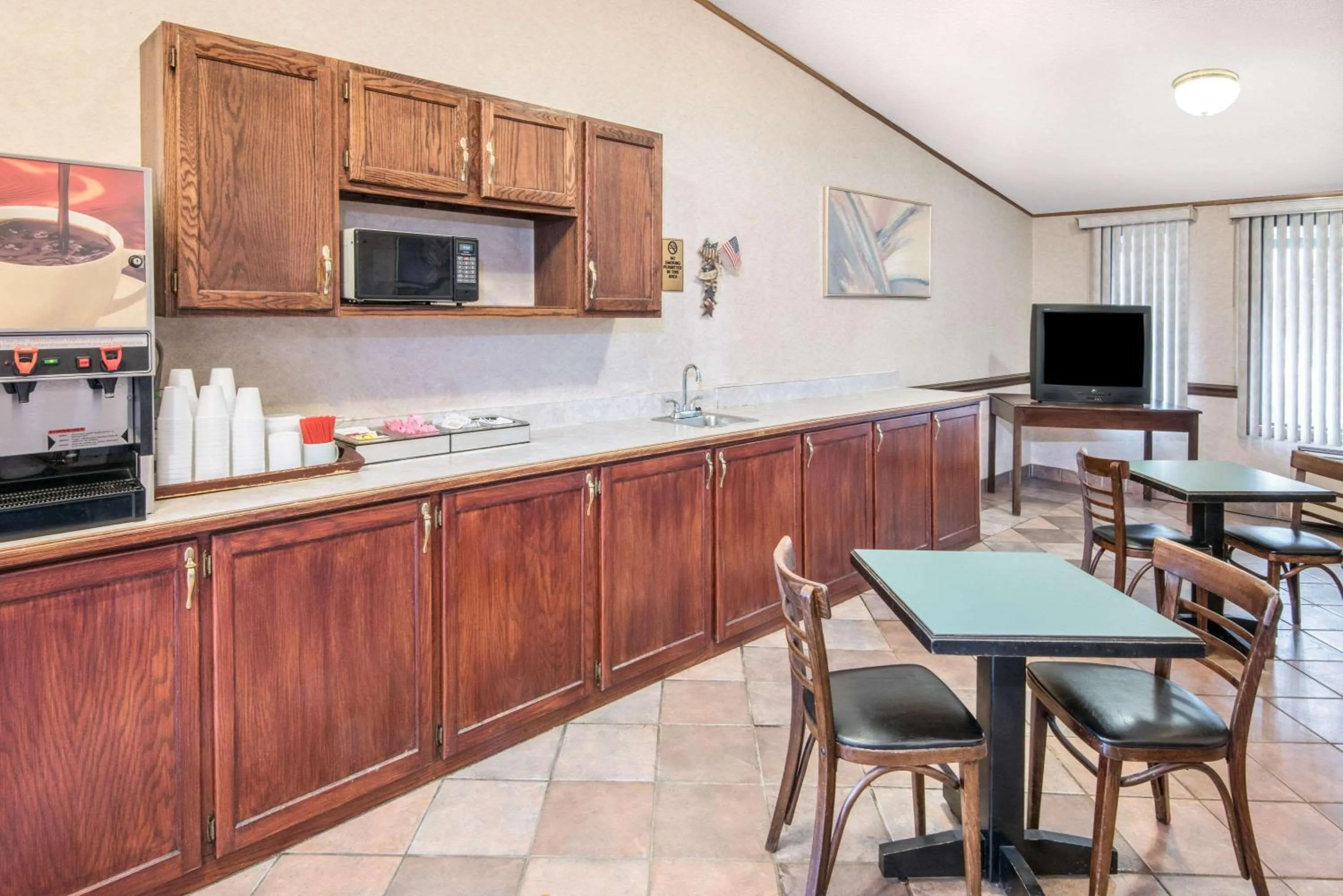 Restaurant/Places to Eat in Knights Inn Canton