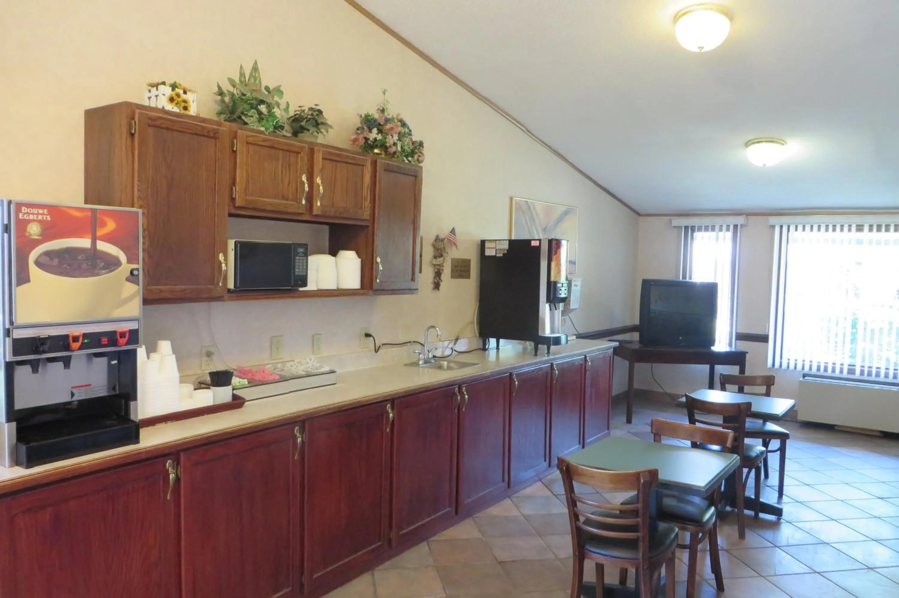 Continental breakfast, Kitchen/Kitchenette in Knights Inn Canton