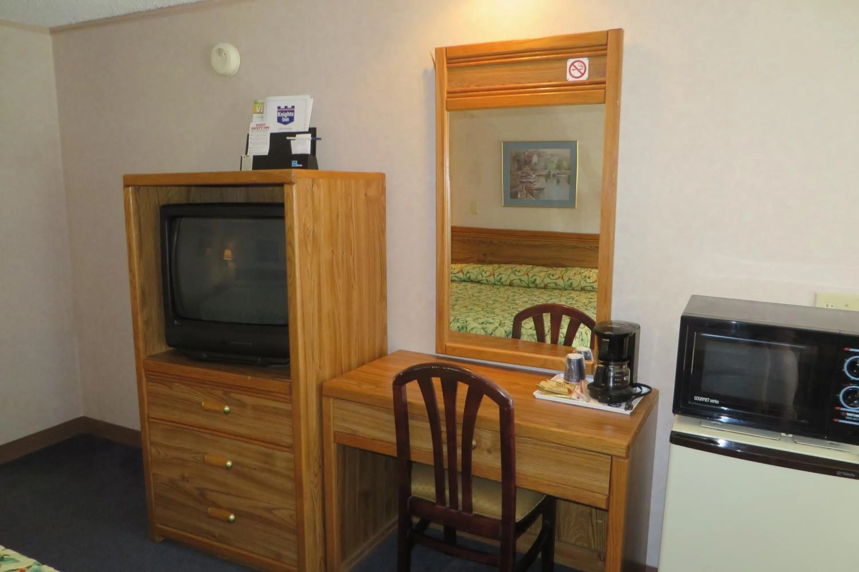 TV and multimedia, TV/Entertainment Center in Knights Inn Canton
