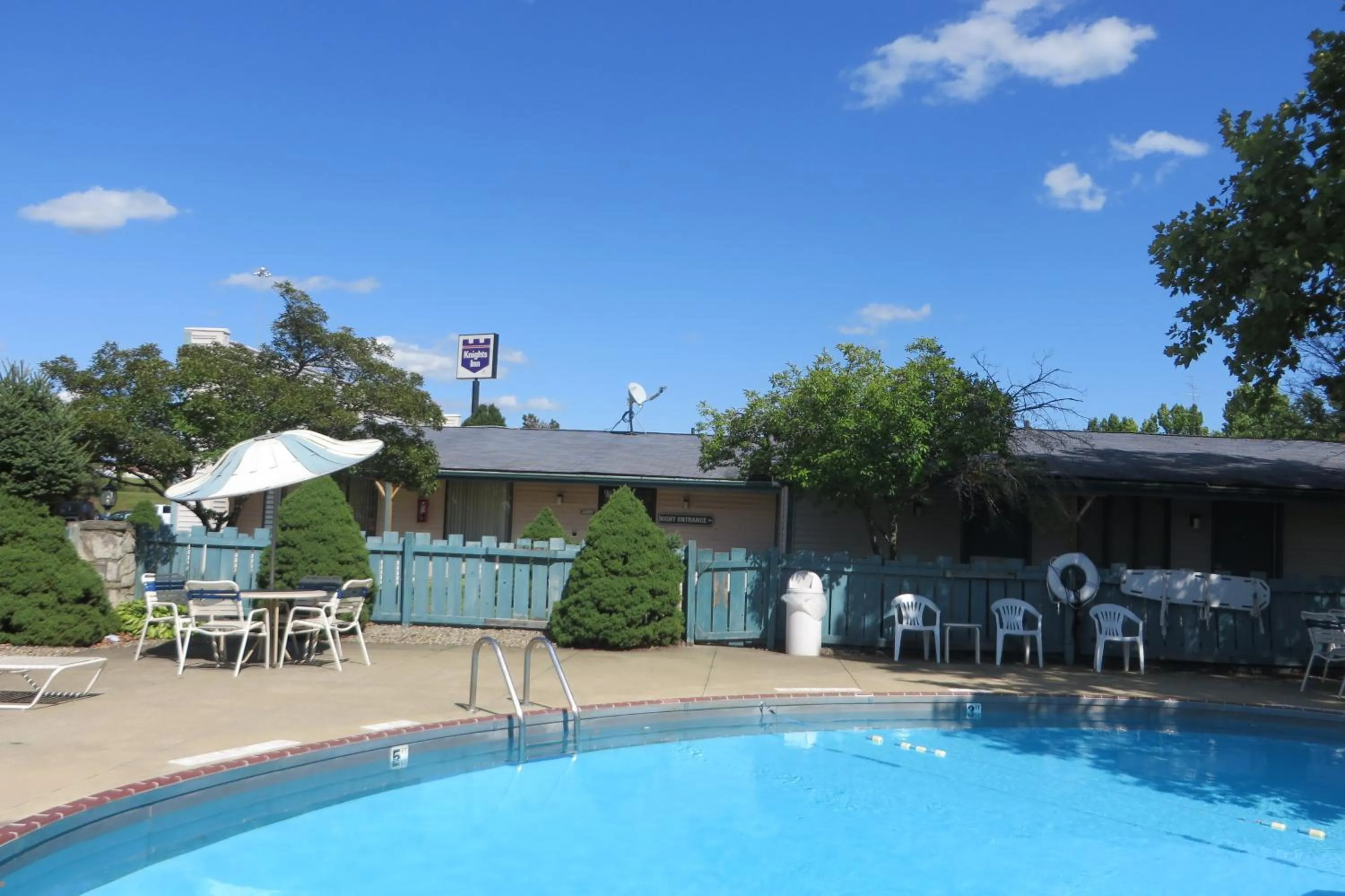 Swimming Pool in Knights Inn Canton
