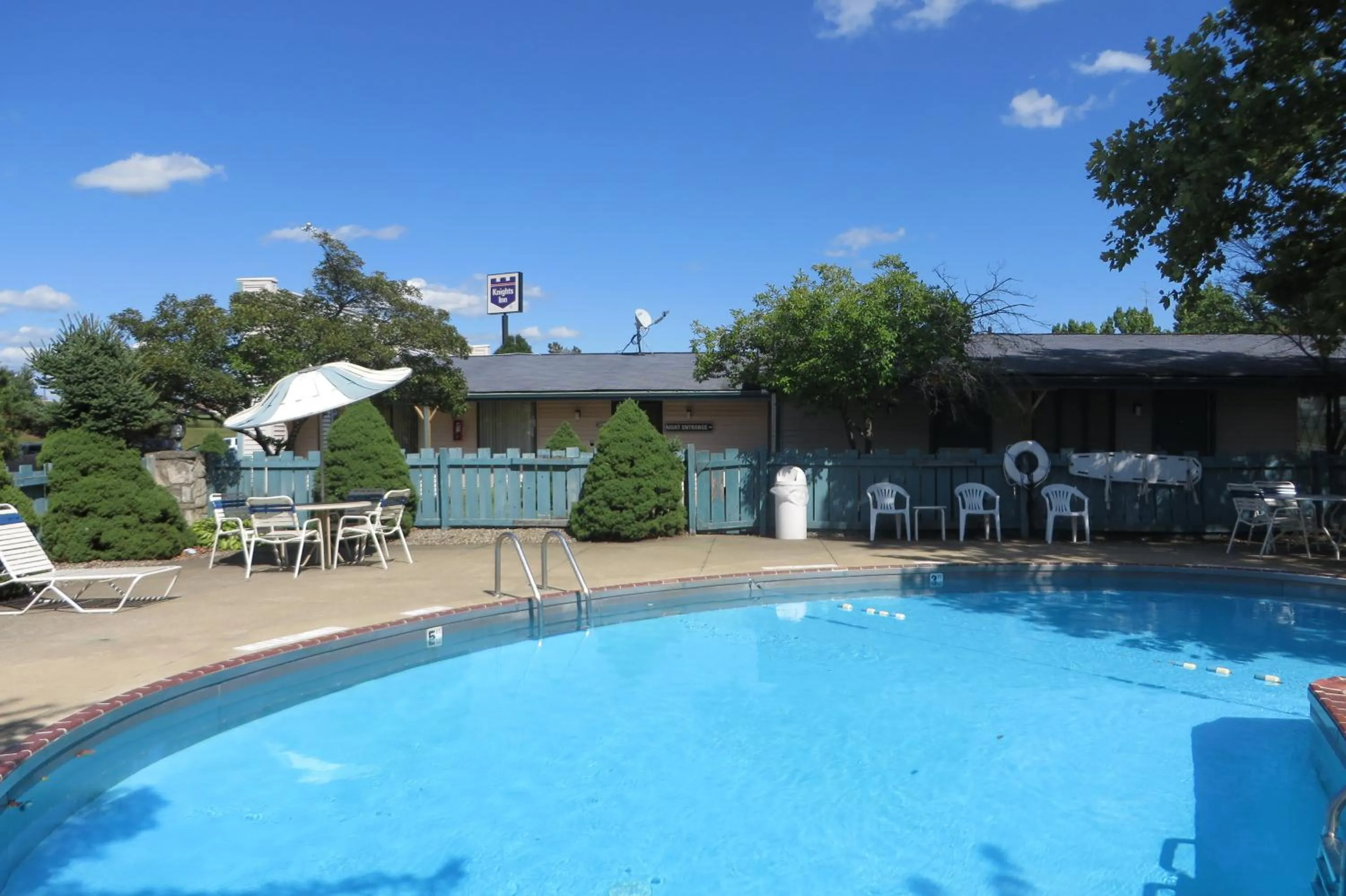 Swimming Pool in Knights Inn Canton