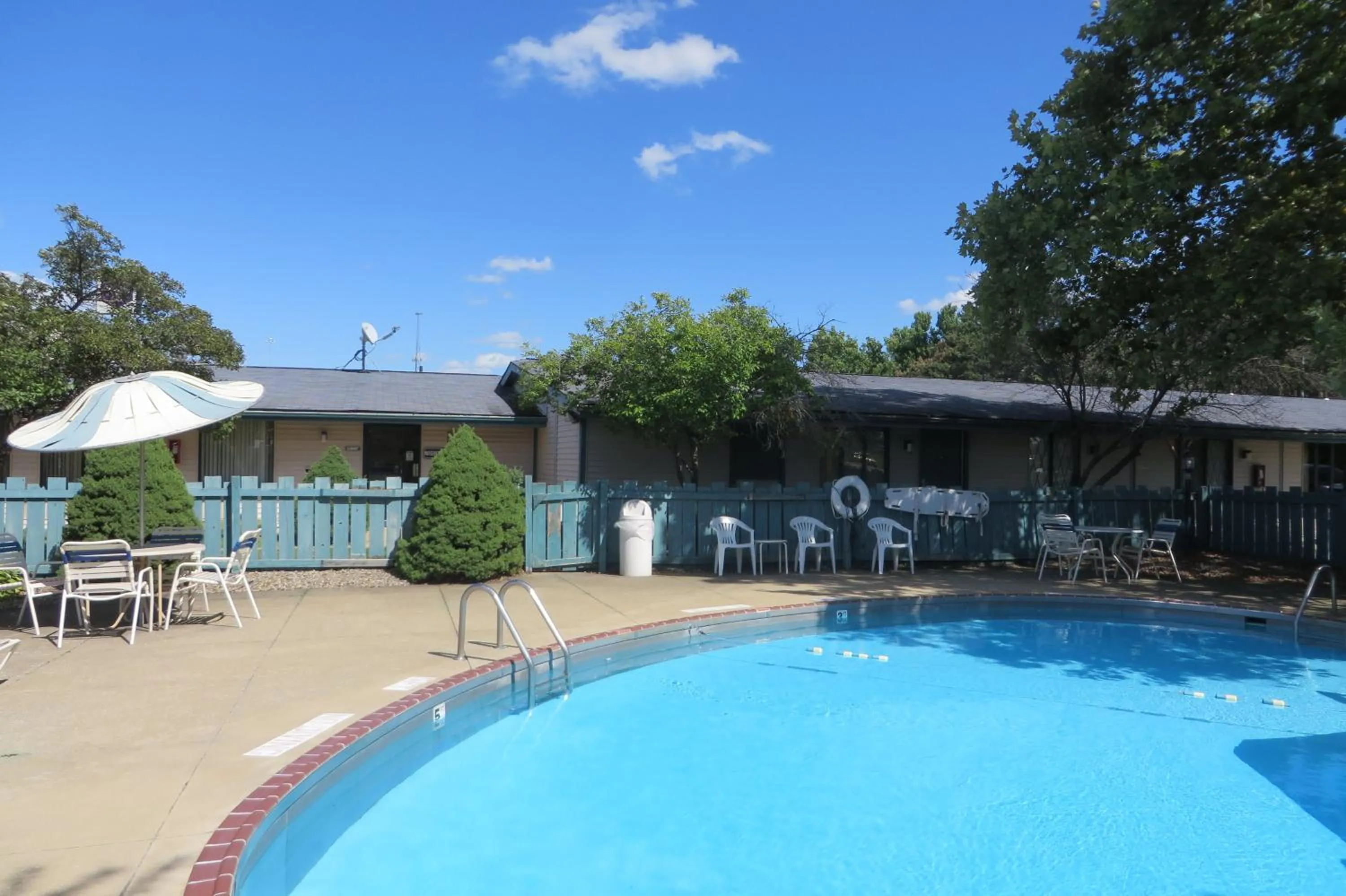 Swimming Pool in Knights Inn Canton