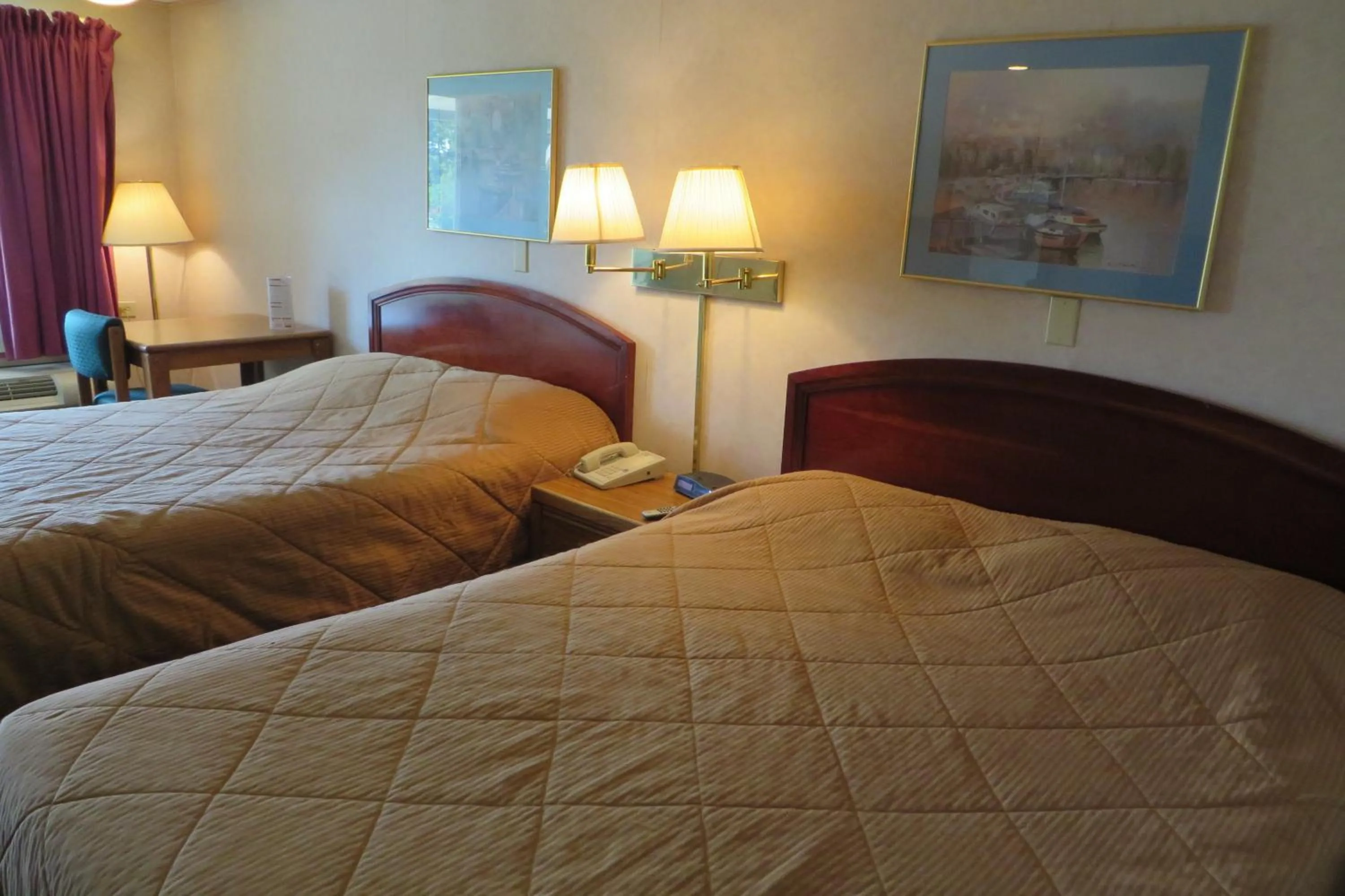 Bedroom in Knights Inn Canton