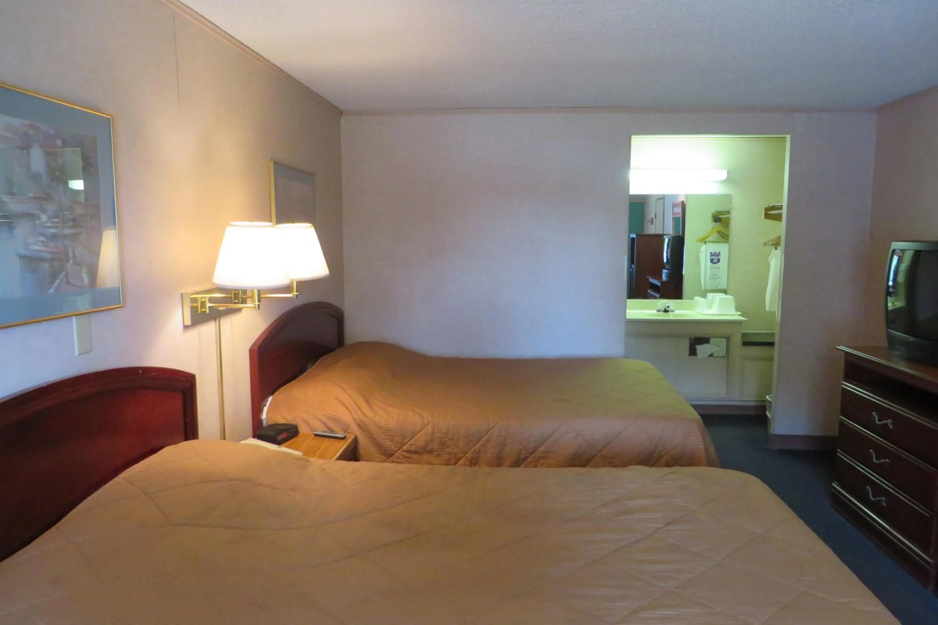 Bedroom in Knights Inn Canton