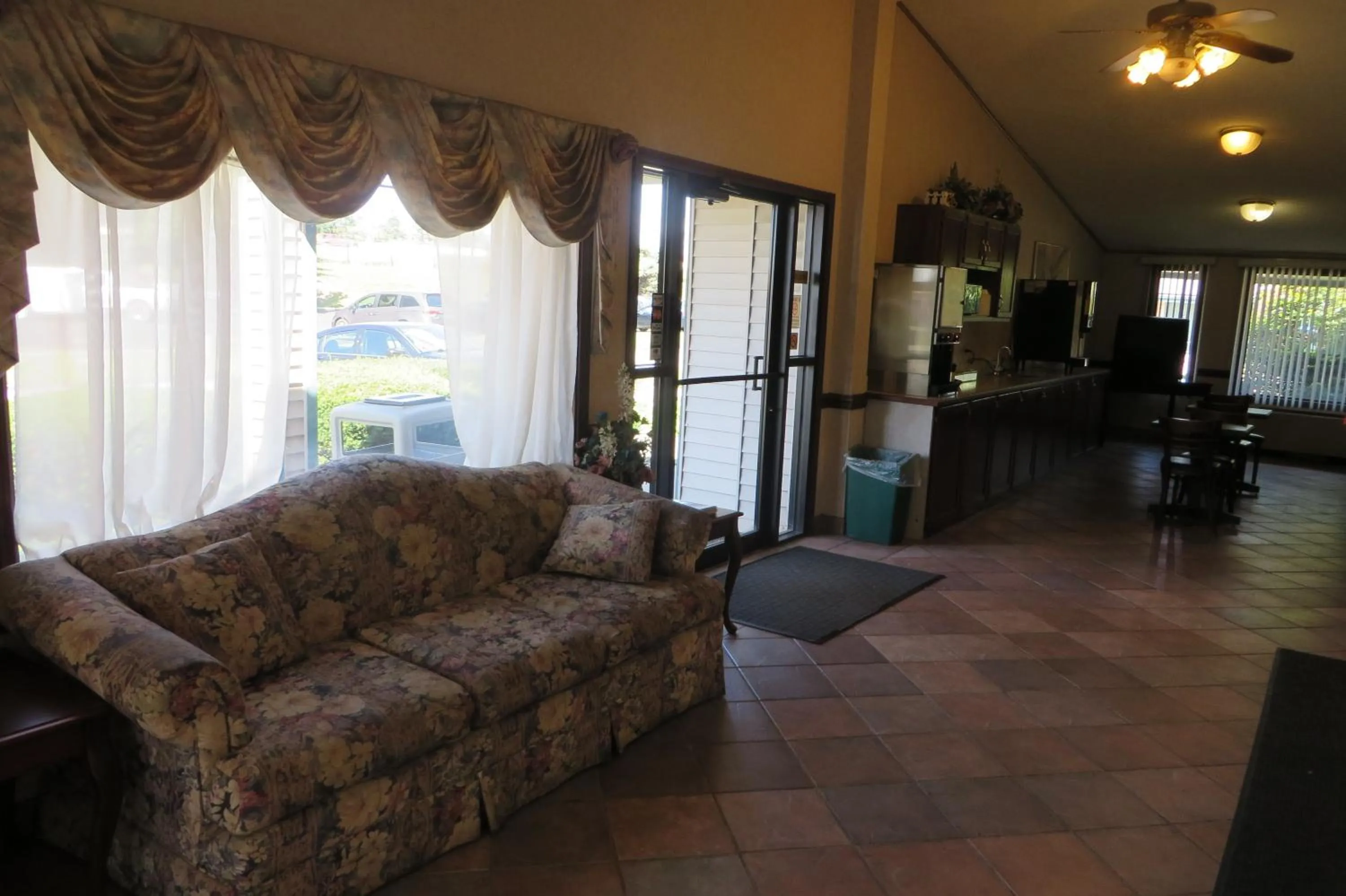 Lobby or reception, Seating Area in Knights Inn Canton