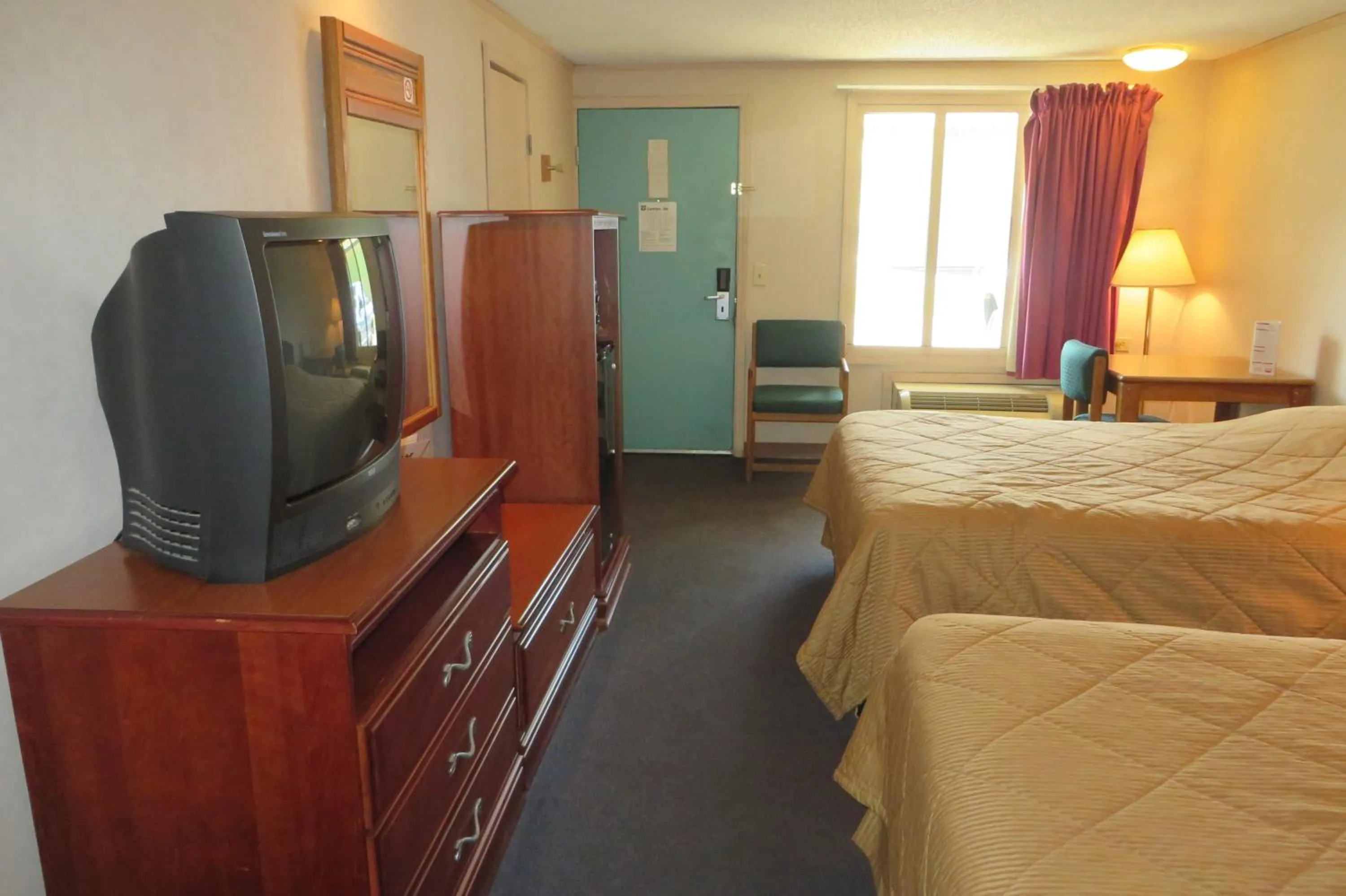Bedroom, TV/Entertainment Center in Knights Inn Canton