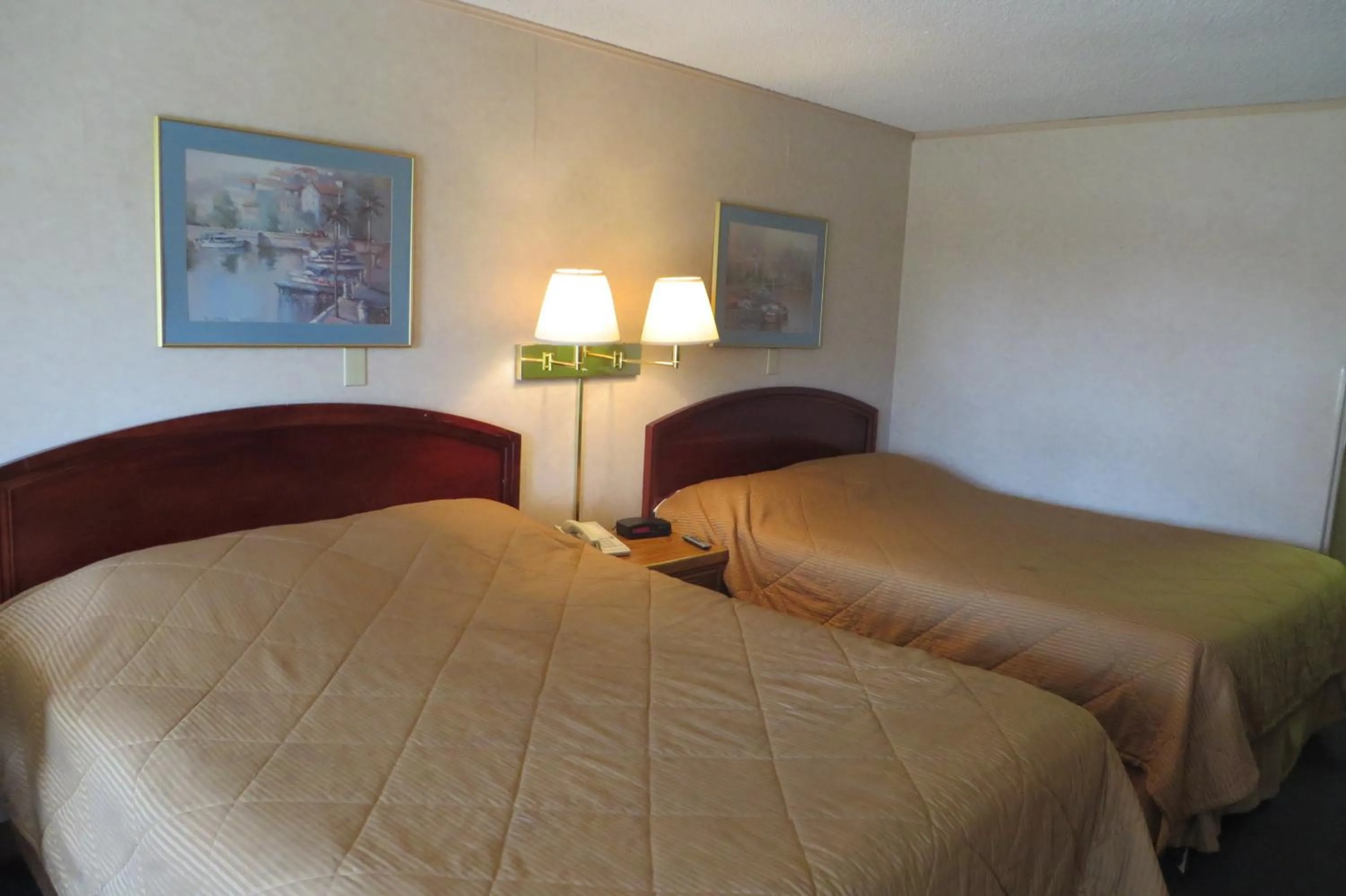 Bedroom in Knights Inn Canton