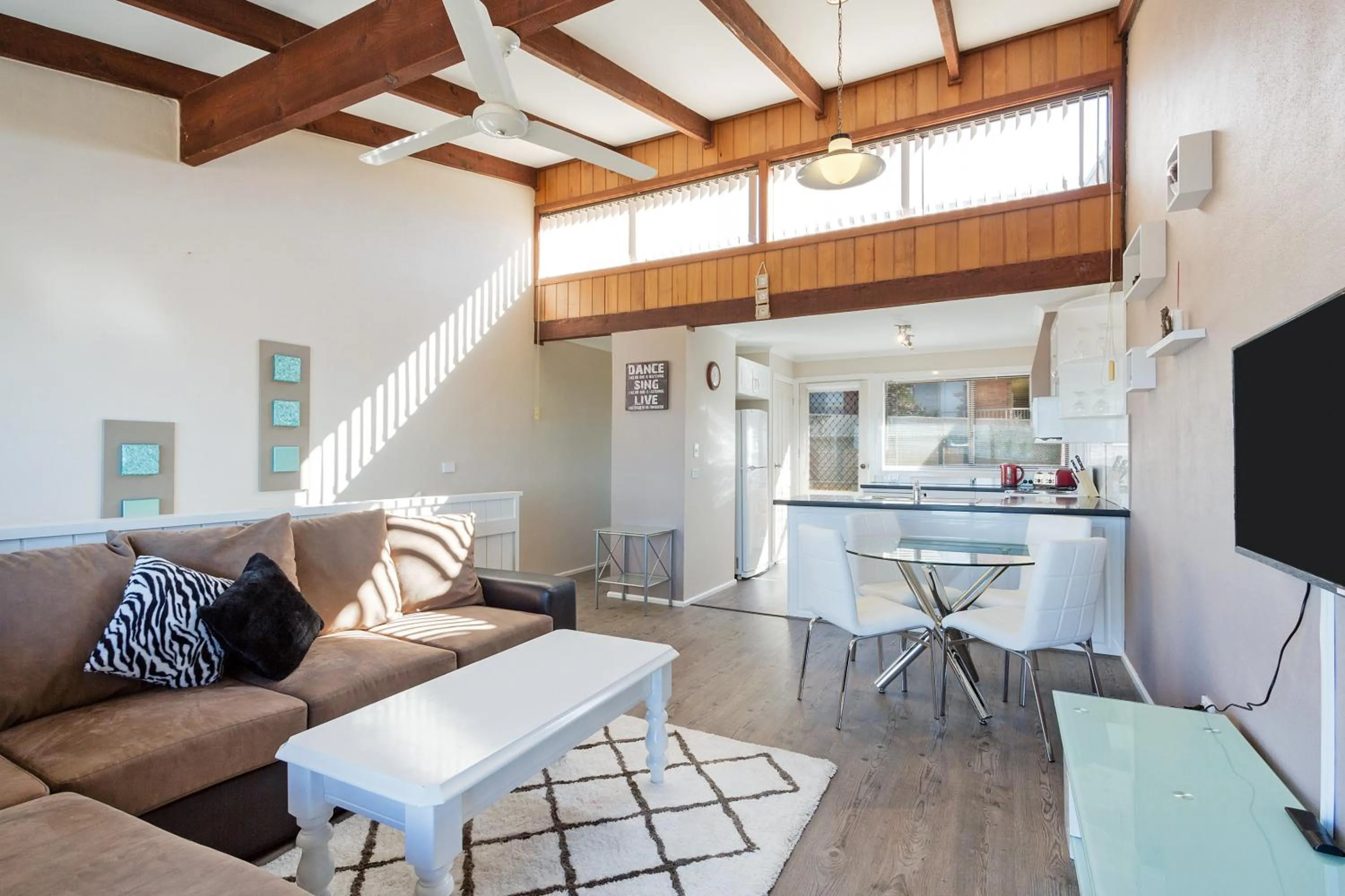 Living room in Panoramic Townhouses by Lisa