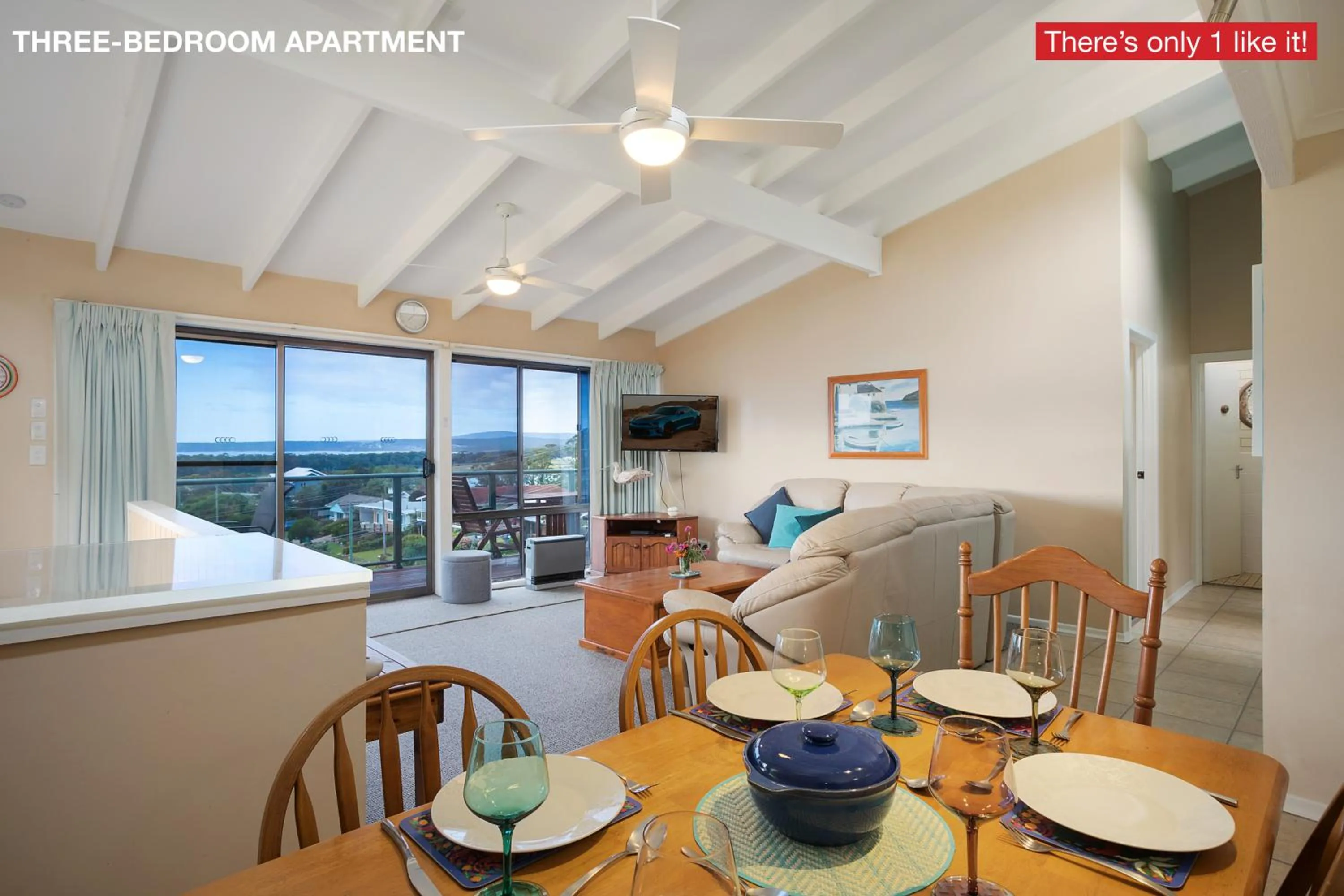 Dining area in Panoramic Townhouses by Lisa