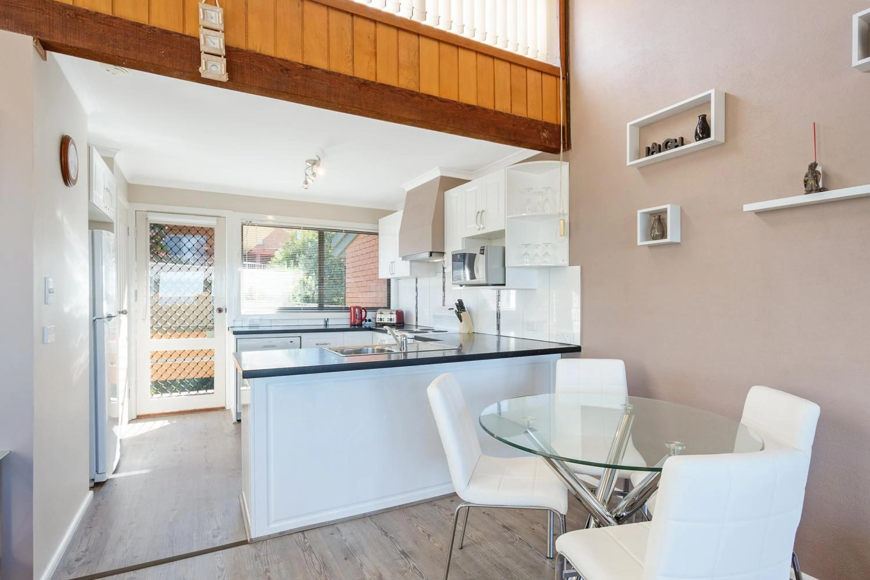 Dining area in Panoramic Townhouses by Lisa