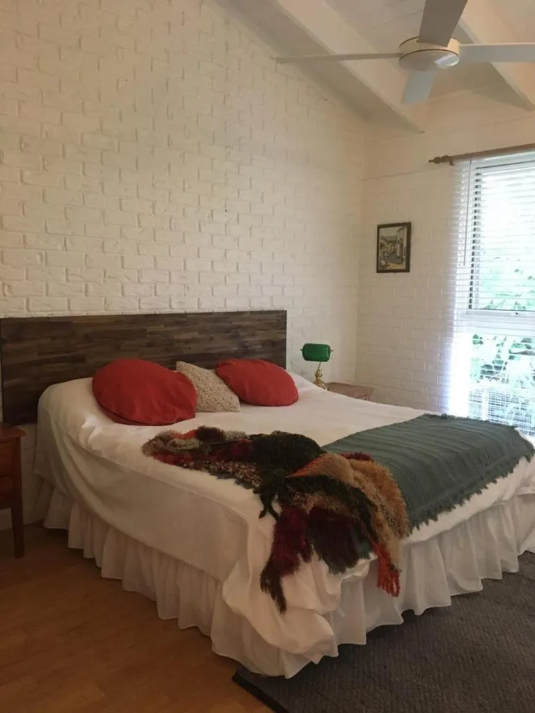 King Suite with Private Bathroom in Eumundi Guesthouse and B&B