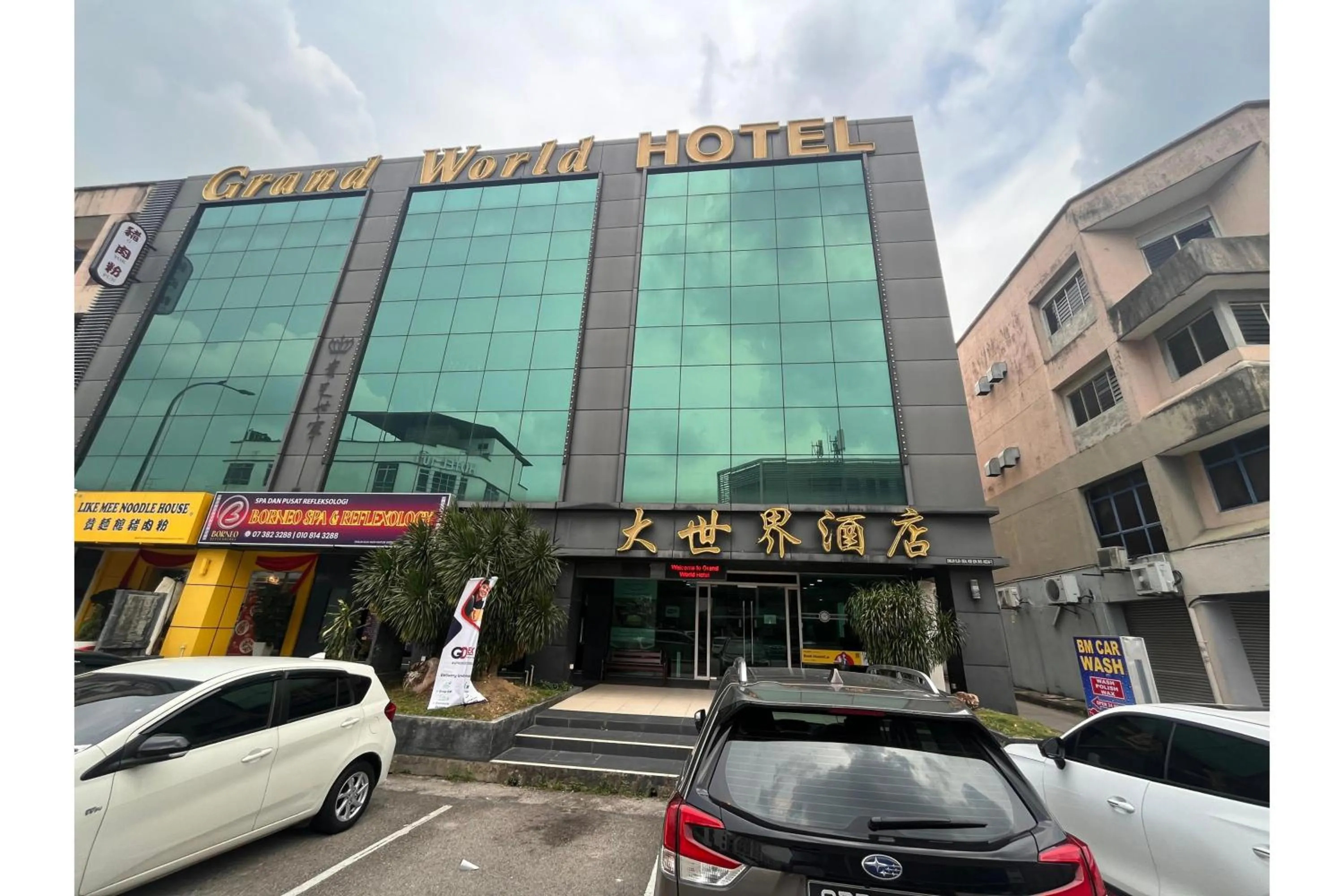 Facade/entrance in Grand World Hotel