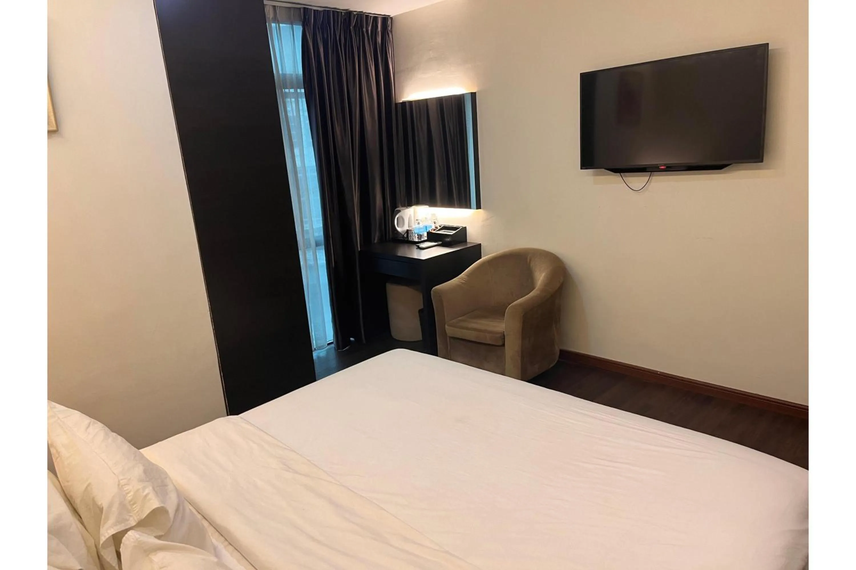 Bedroom, Bed in Grand World Hotel