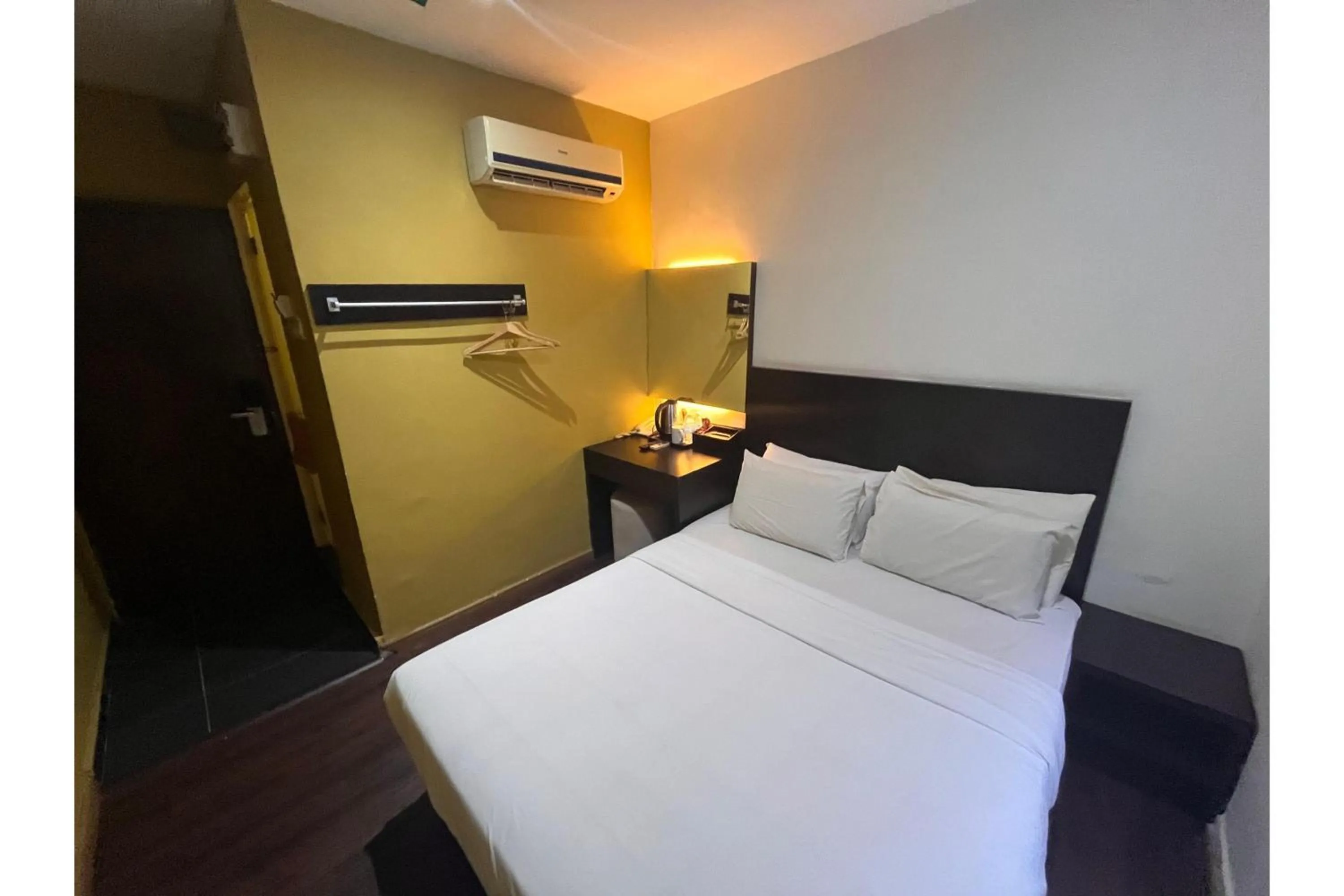 Bedroom, Bed in Grand World Hotel