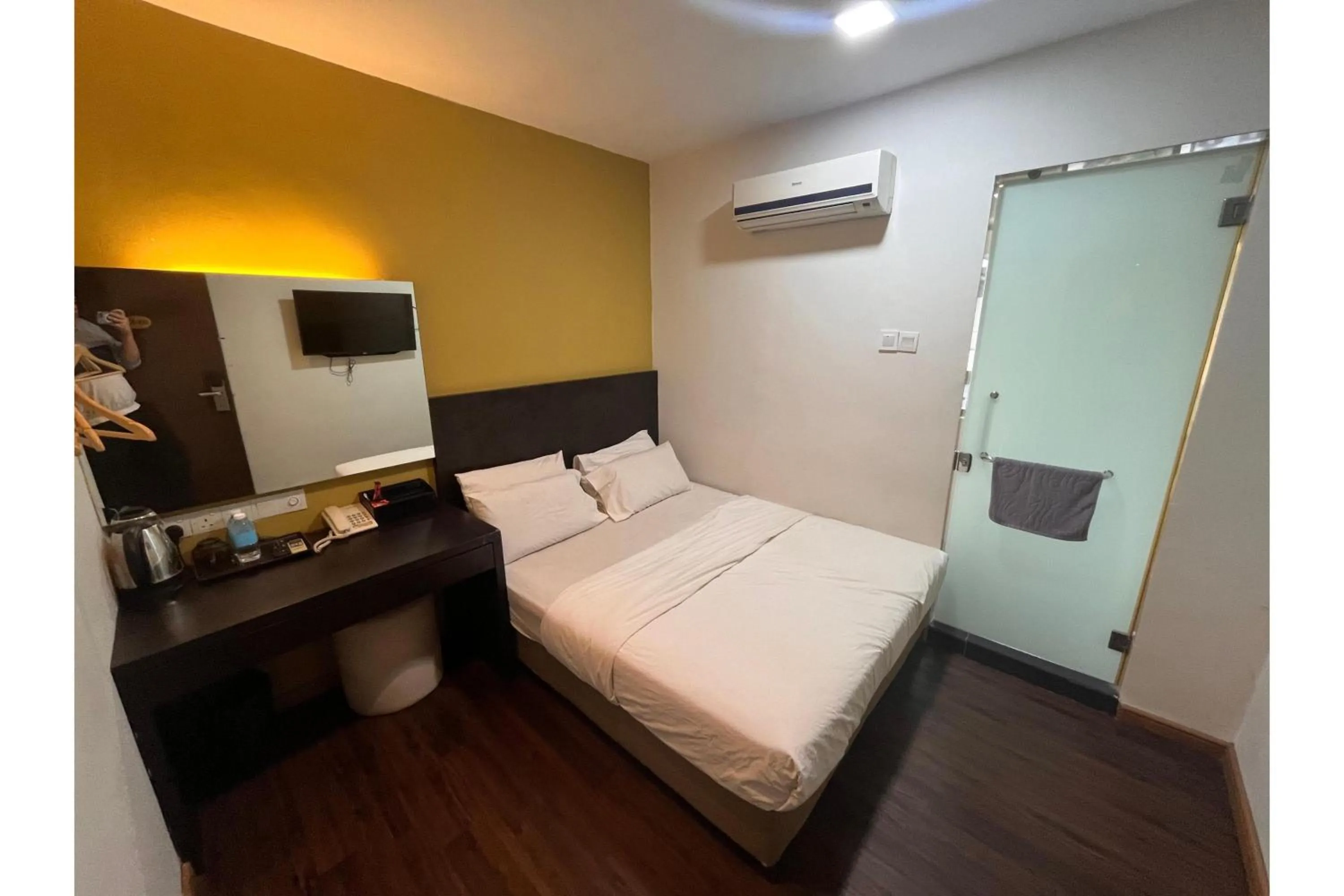 Bedroom, Bed in Grand World Hotel