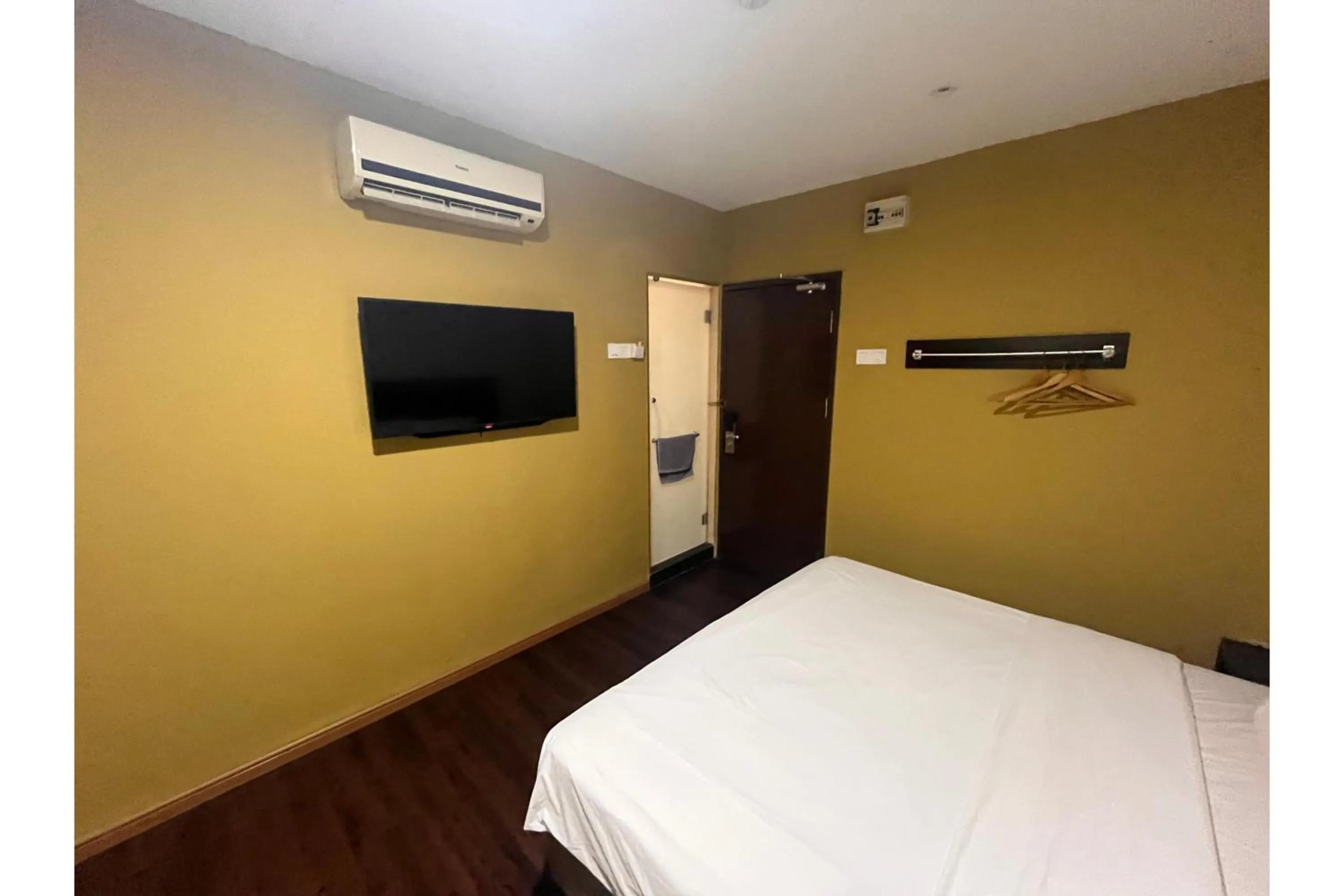 Bedroom, Bed in Grand World Hotel