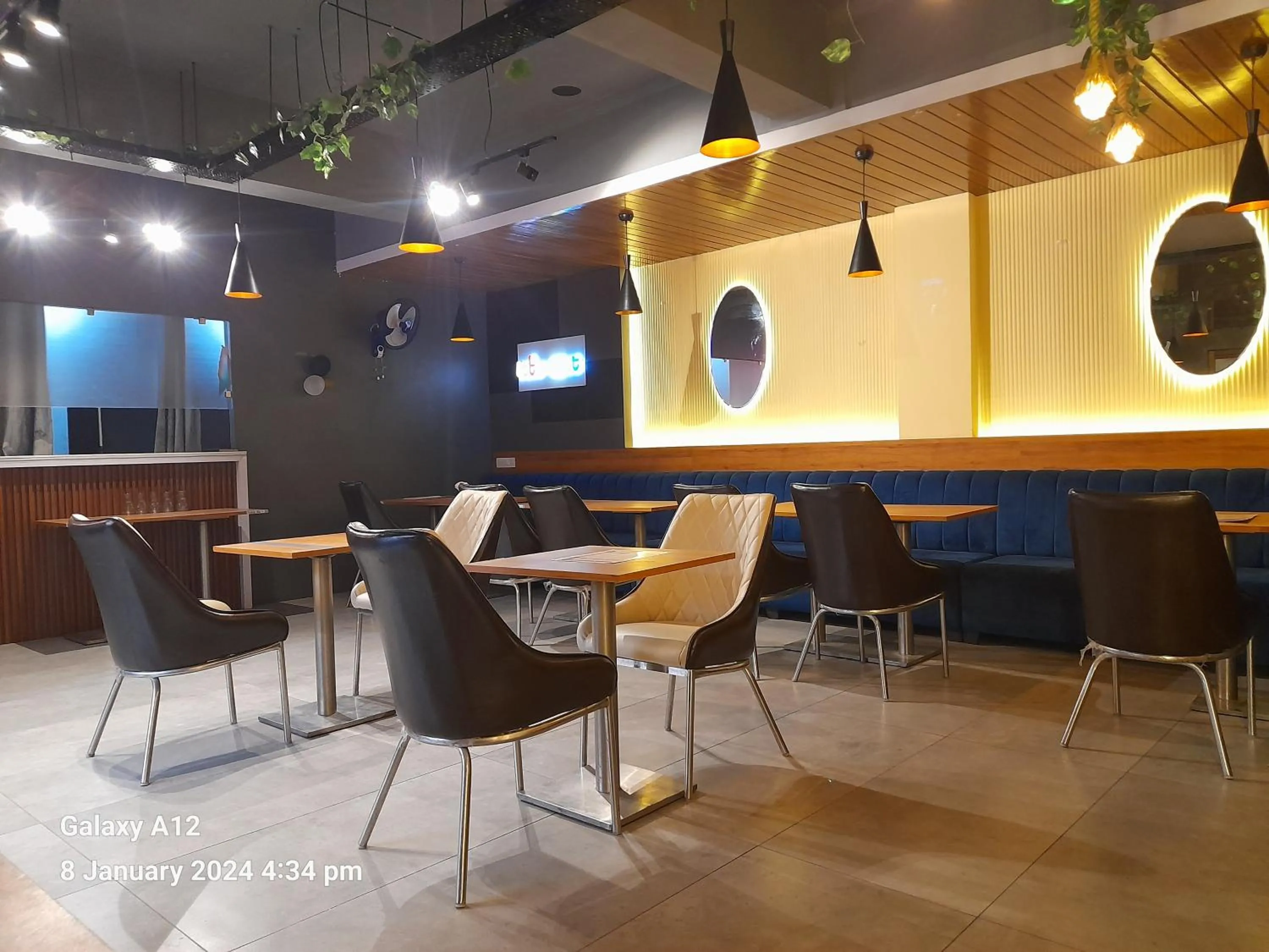 Restaurant/places to eat in Hotel Pink Paradise