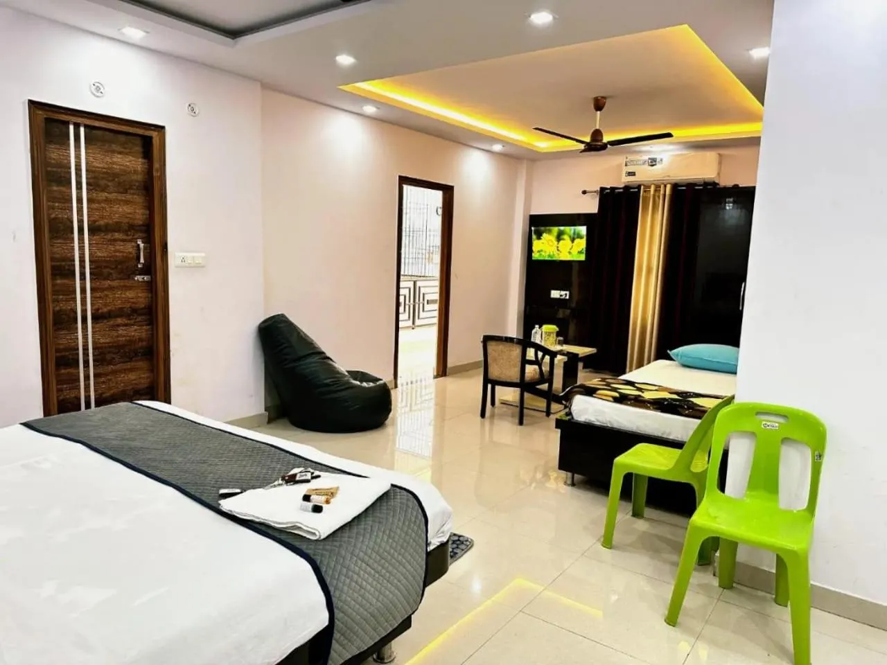 TV and multimedia, Bed in Hotel Pink Paradise