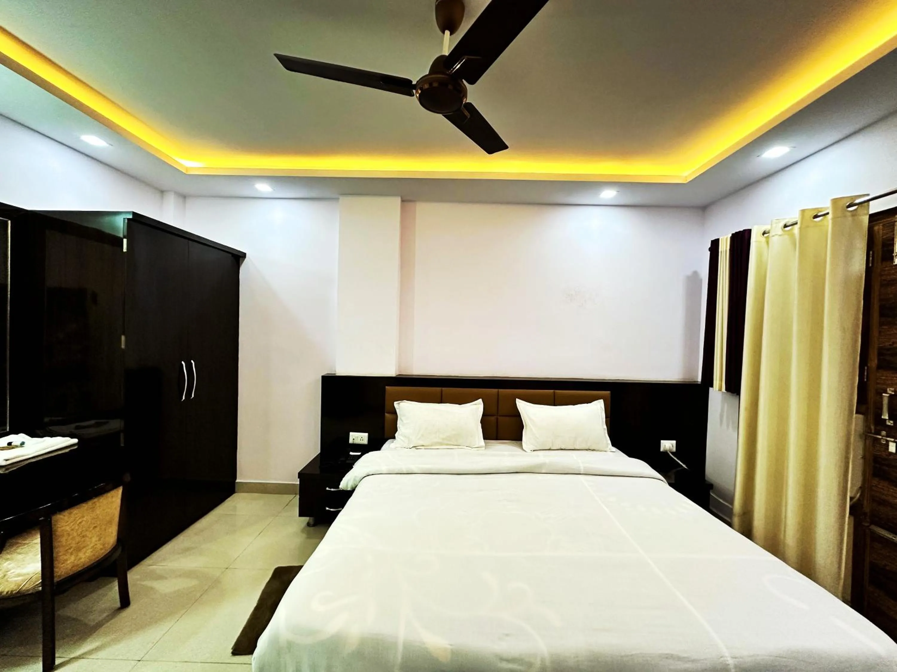 Bedroom, Bed in Hotel Pink Paradise
