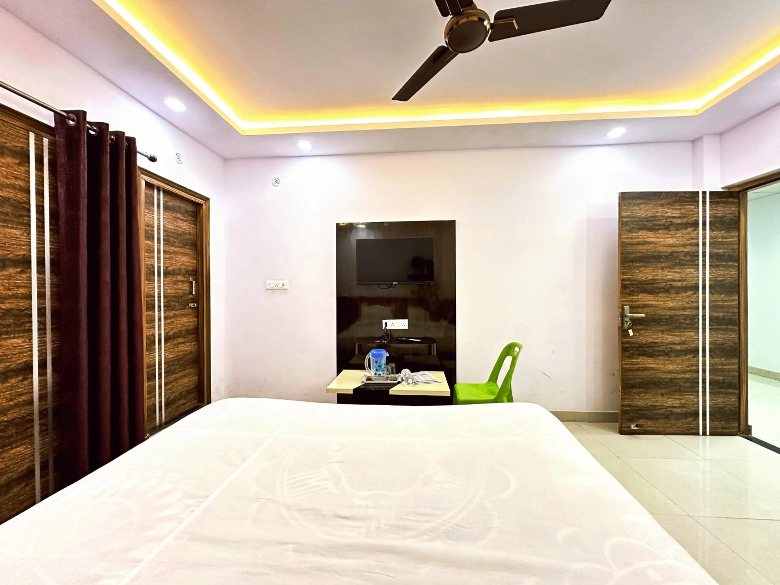 Balcony/Terrace, Bed in Hotel Pink Paradise