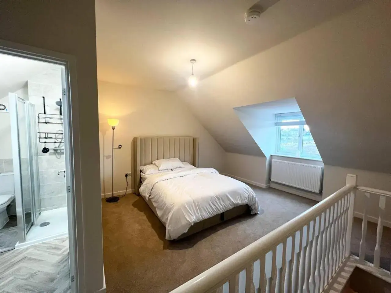 3-Bed House Sleeps 5 Free Parking 3-Bed House Sleeps 5 Free Parking