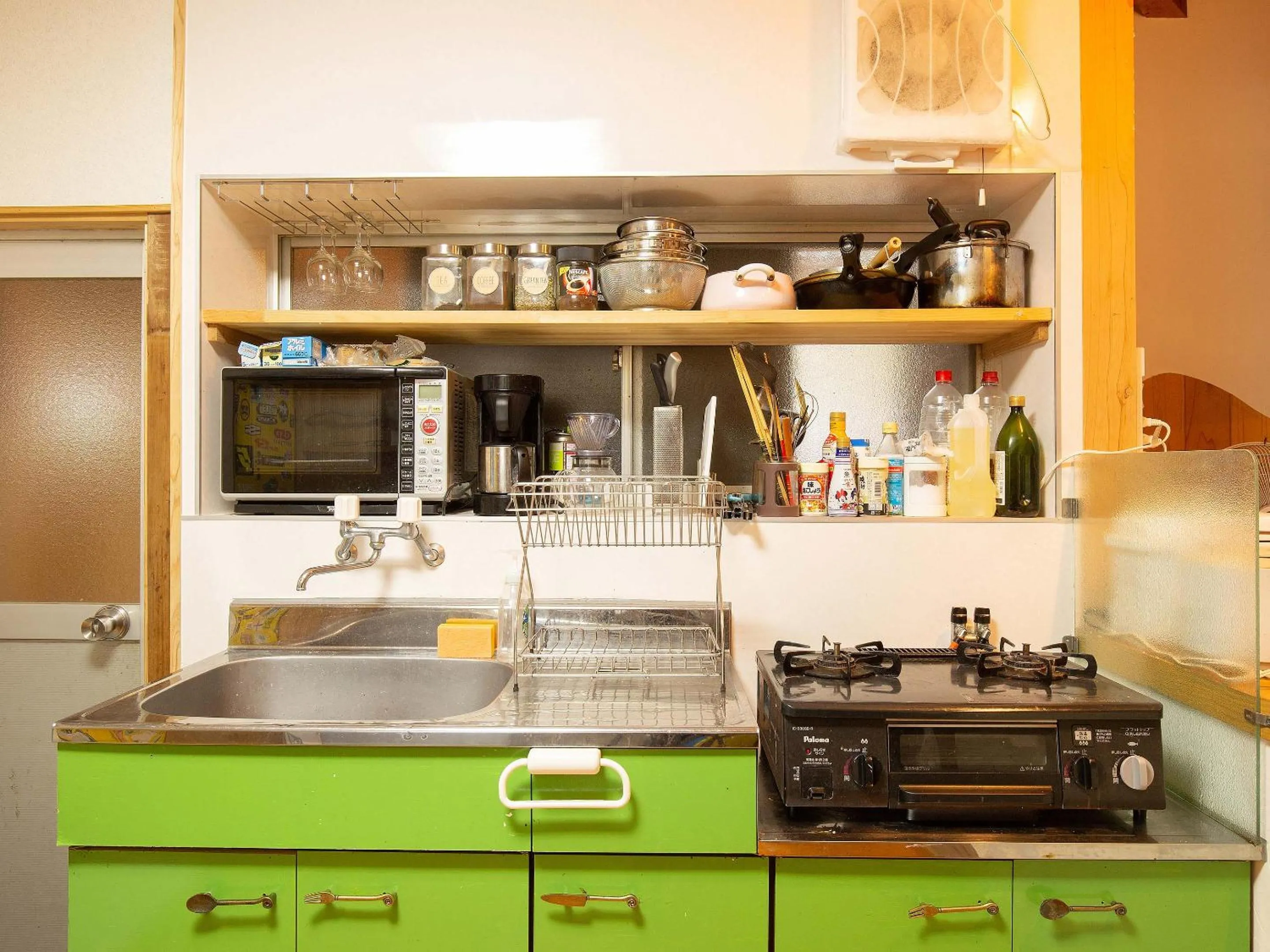 Communal kitchen in Tabist Guest house Pumping Surf