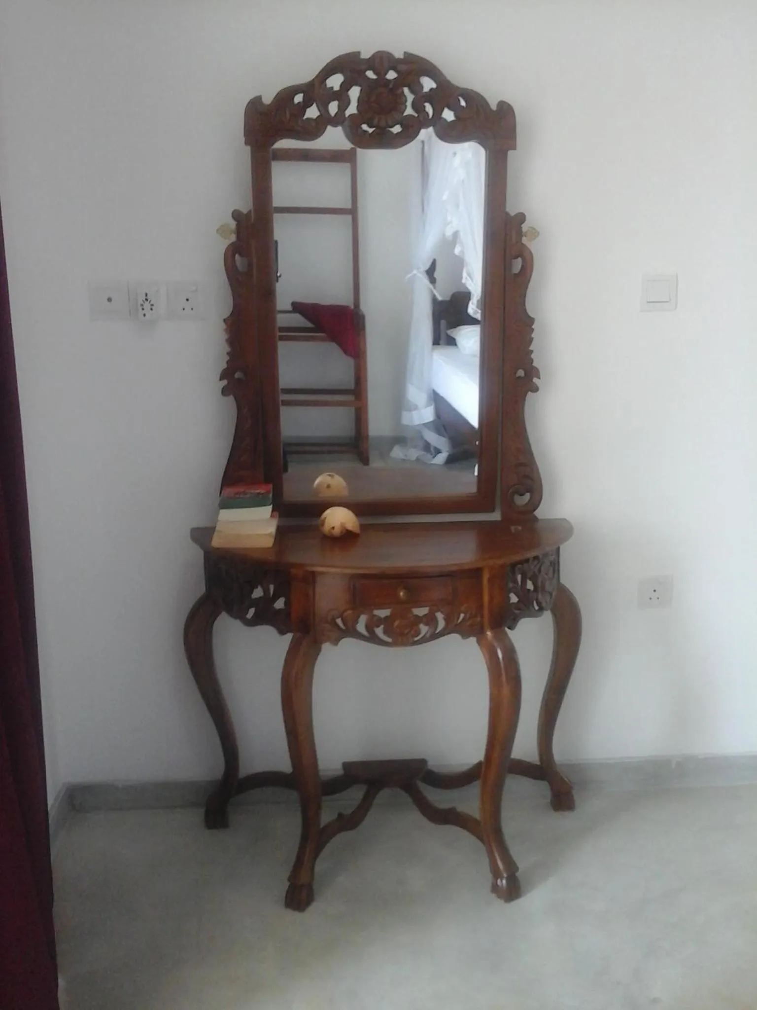 Decorative detail in Peacock Wings Guest