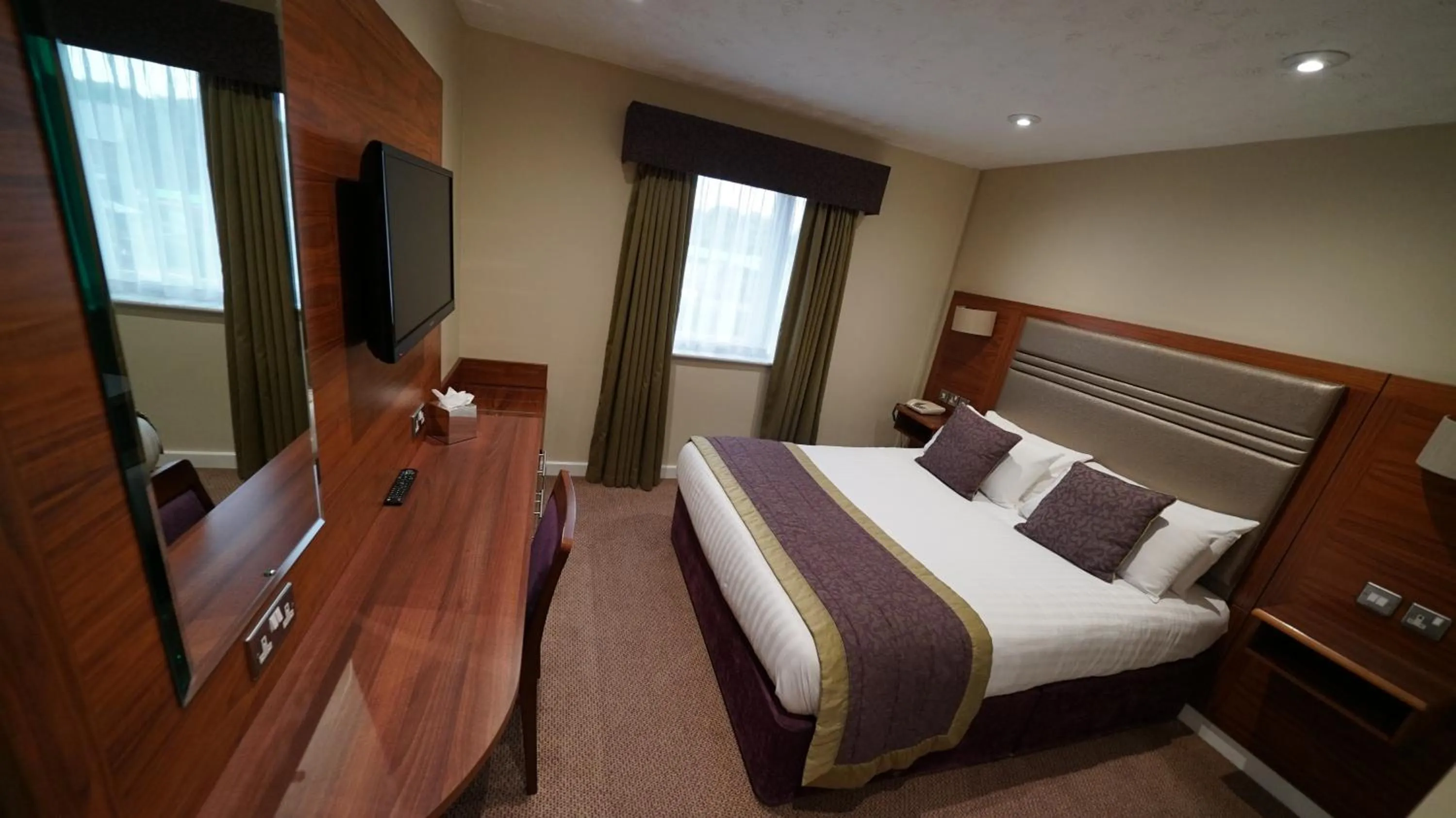 Bedroom, Bed in The Briar Court Hotel