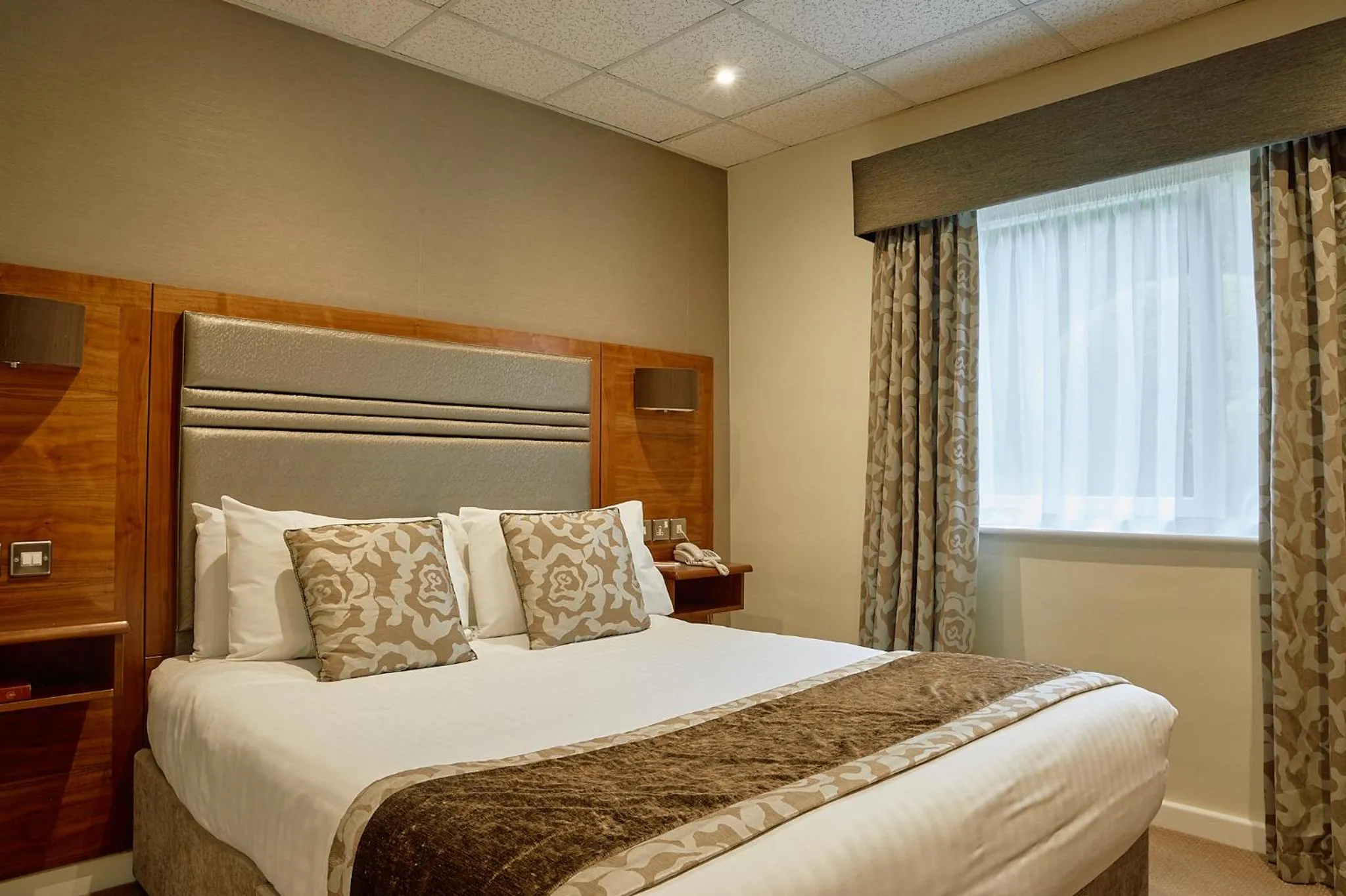 Bedroom, Bed in The Briar Court Hotel