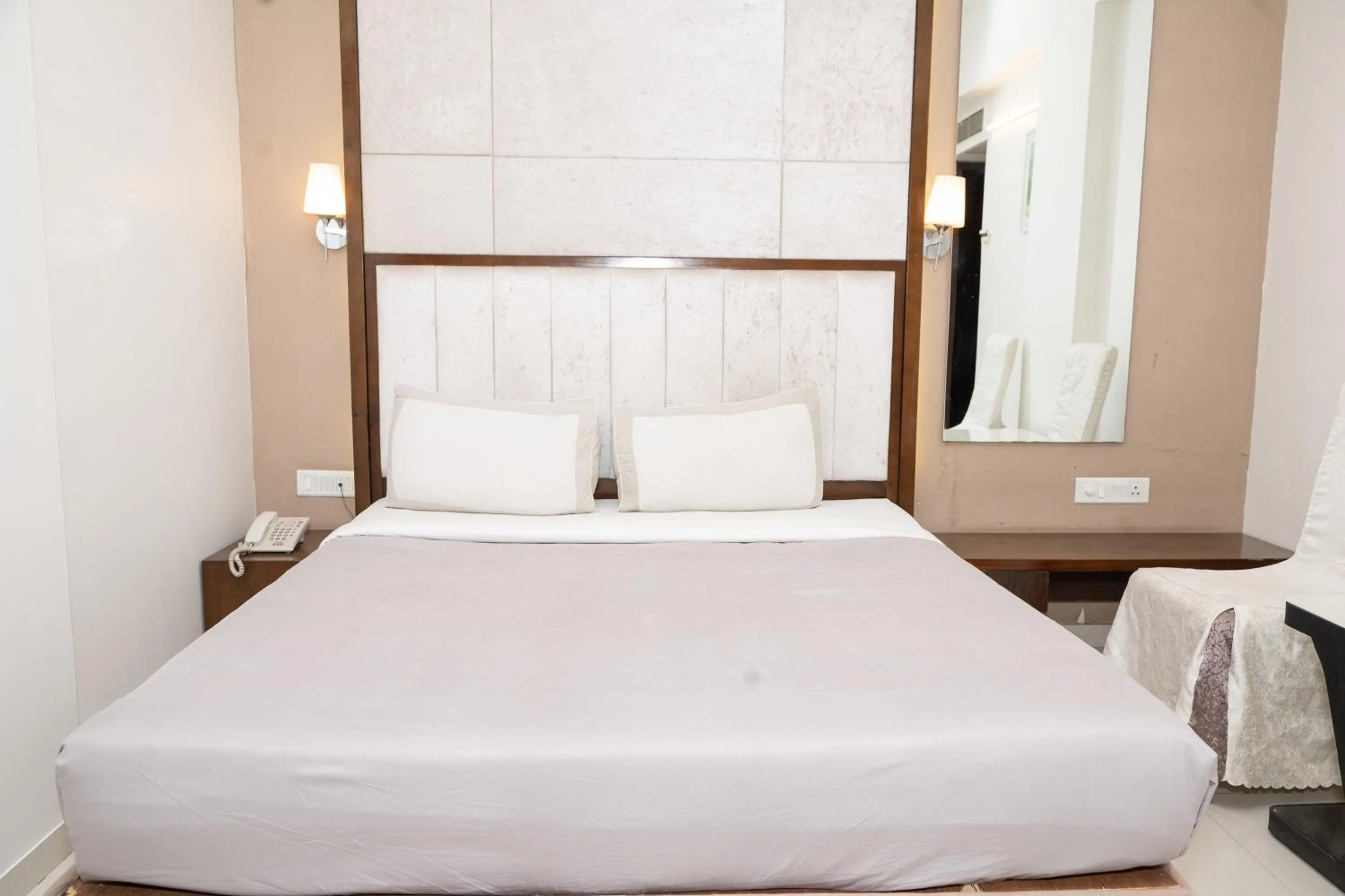 Photo of the whole room, Bed in Hotel Executive Silver Inn